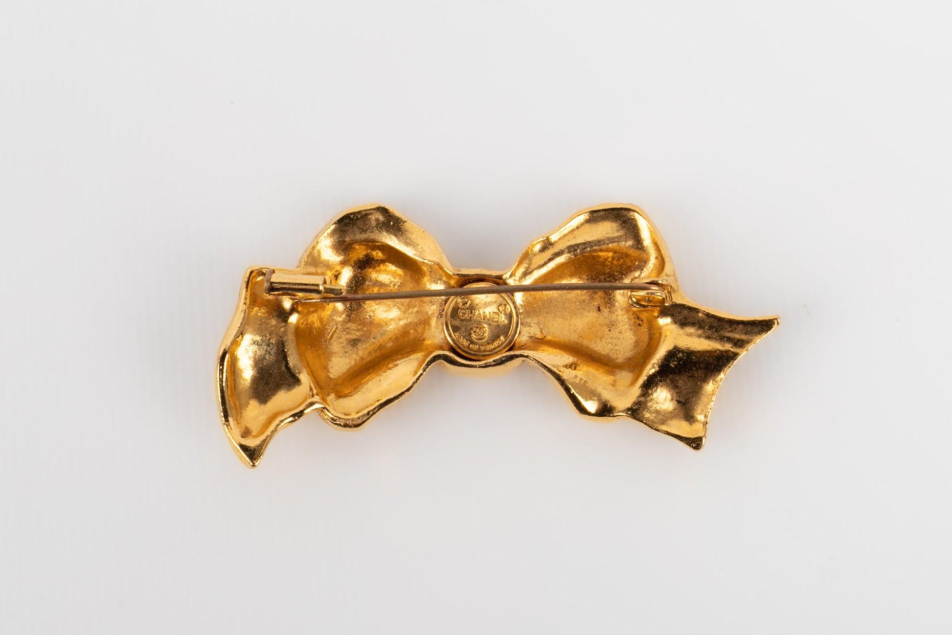 Chanel - (Made in France) Brooch in gold-plated metal representing a bow. Jewelry from the beginning of the 1990s.

Additional information:
Condition: Very good condition
Dimensions: 6.5 cm x 3 cm
Period: 20th Century

Seller Reference: BRB78