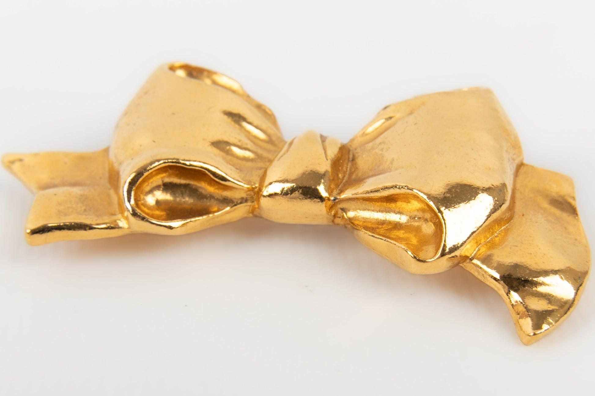 Chanel Bow Brooch in Gold-Plated Metal Representing a Bow, 1990s In Excellent Condition For Sale In SAINT-OUEN-SUR-SEINE, FR