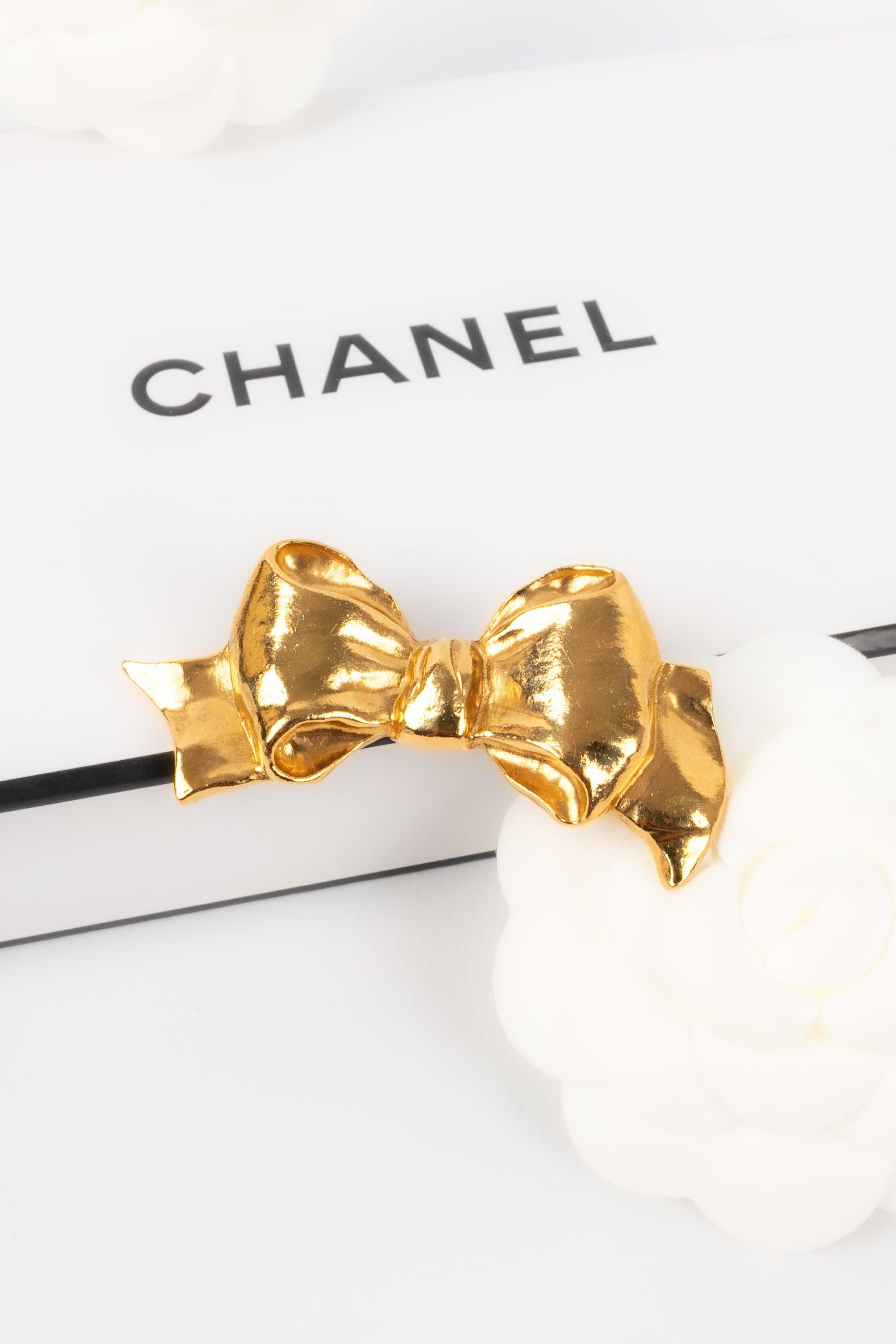 Chanel Bow Brooch in Gold-Plated Metal Representing a Bow, 1990s For Sale 1