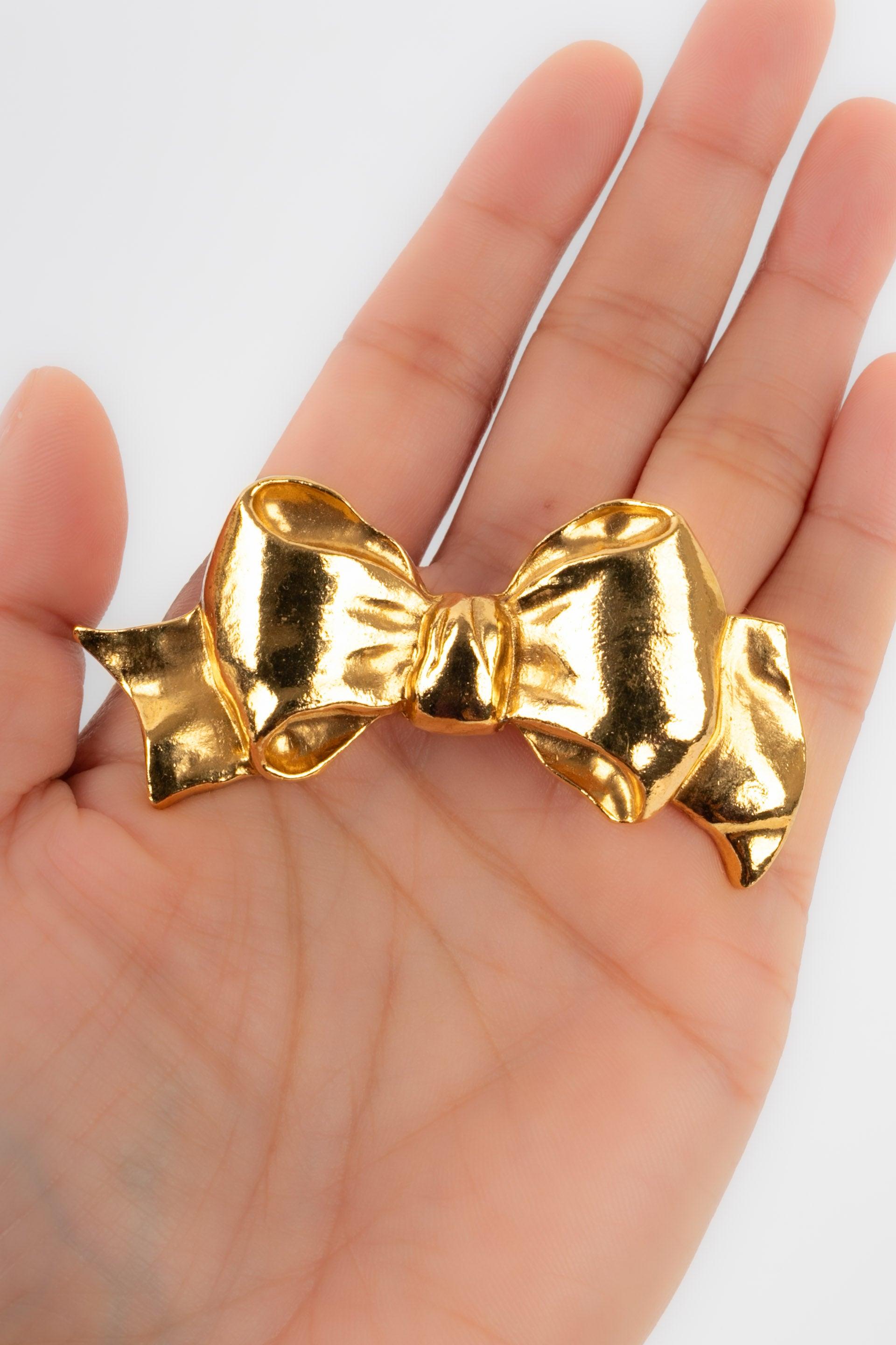 Chanel Bow Brooch in Gold-Plated Metal Representing a Bow, 1990s For Sale 2