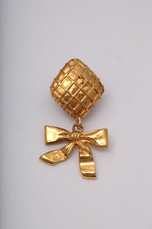Chanel Bow Dangling Earrings In Excellent Condition For Sale In Chicago, IL