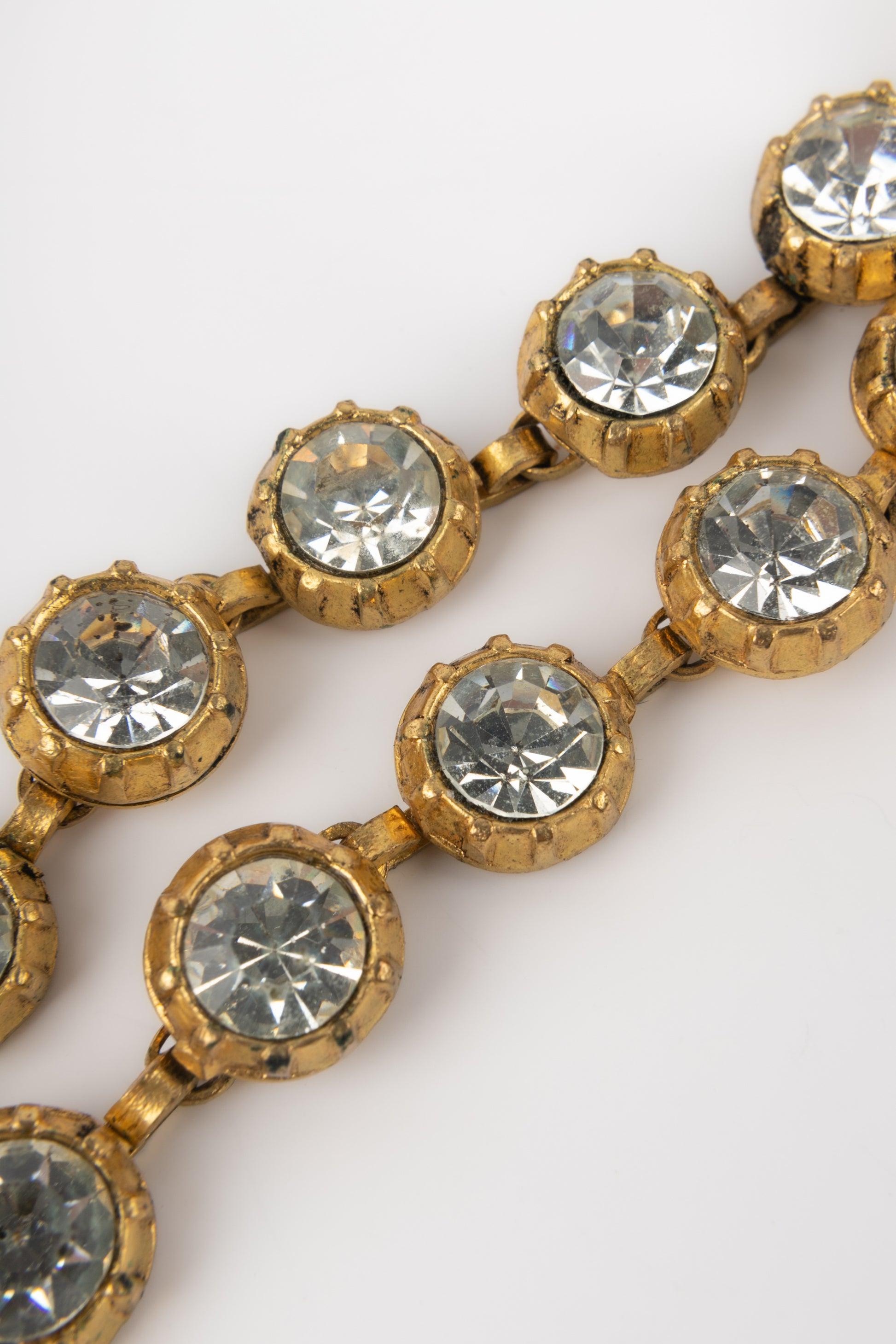 Chanel Schleife Goldene Metall-Halskette mit Strasssteinen und grünem Glaspassepartout im Angebot 6