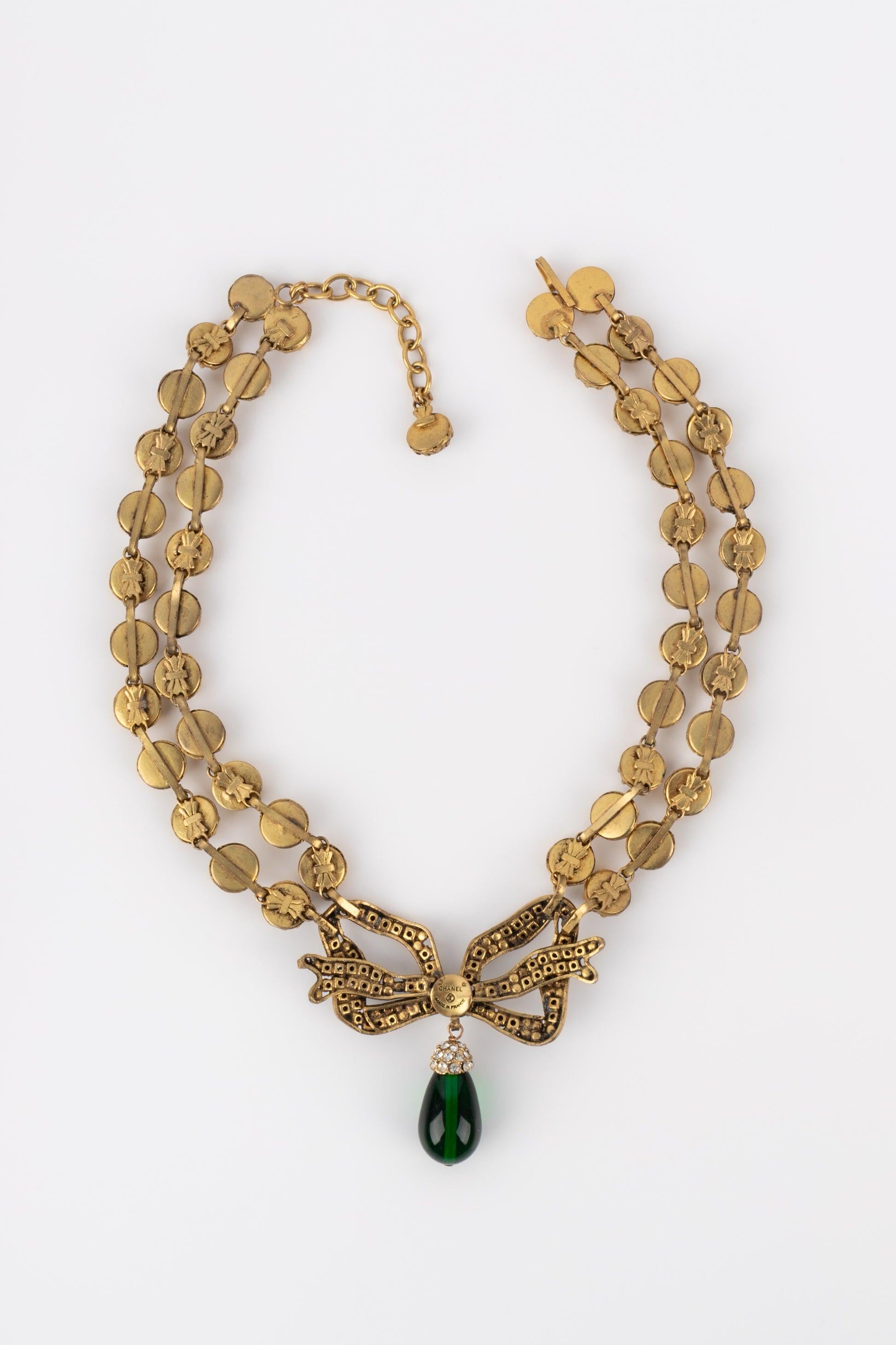 Chanel - (Made in France) Golden metal necklace with rhinestones and green glass paste.

Additional information:
Condition: Very good condition
Dimensions: Length: from 40 cm to 46 cm
Seller Reference: CB68
