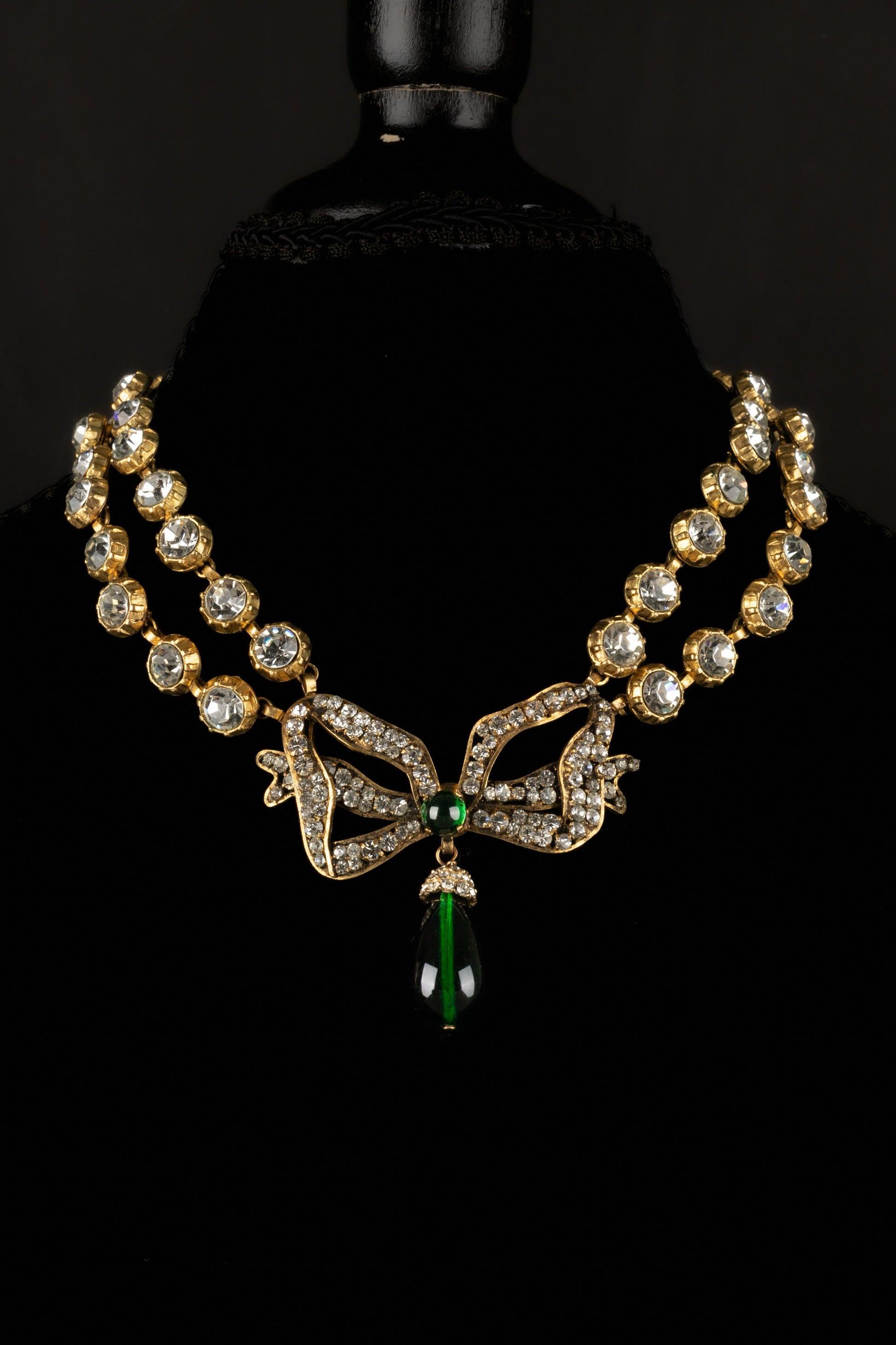 Chanel Bow Golden Metal Necklace with Rhinestones and Green Glass Paste In Excellent Condition For Sale In SAINT-OUEN-SUR-SEINE, FR