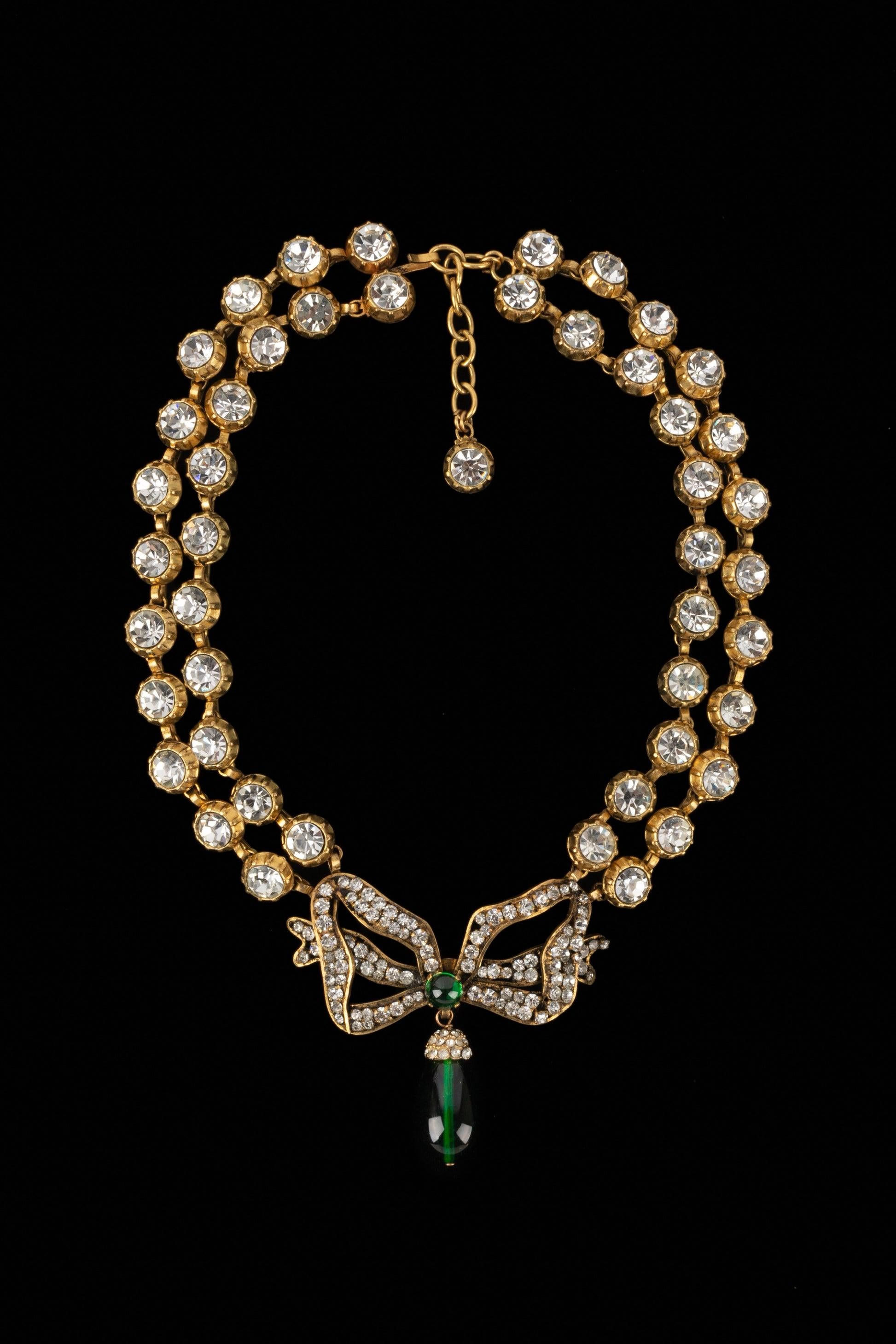 Chanel Schleife Goldene Metall-Halskette mit Strasssteinen und grünem Glaspassepartout im Angebot 1