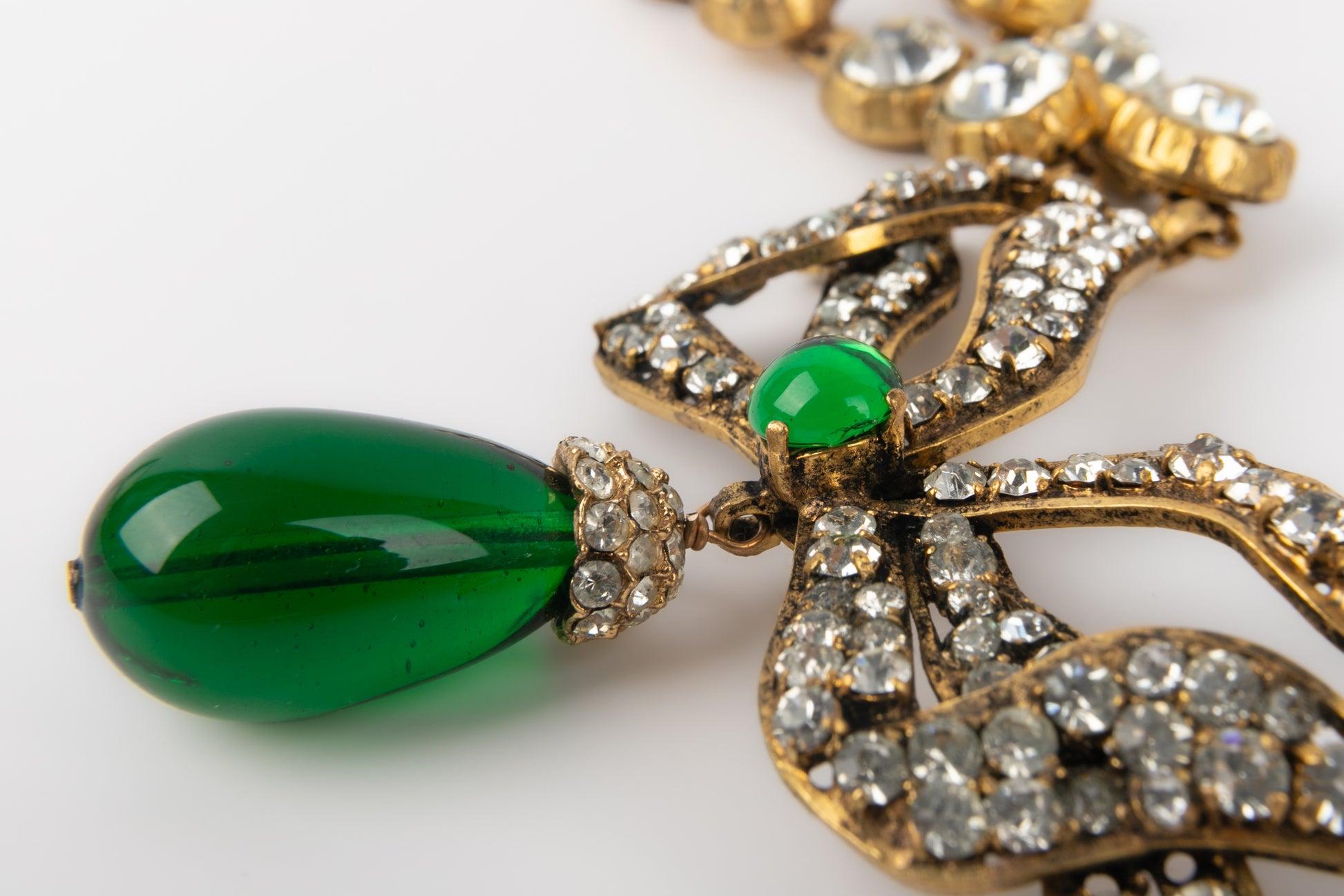 Chanel Schleife Goldene Metall-Halskette mit Strasssteinen und grünem Glaspassepartout im Angebot 2