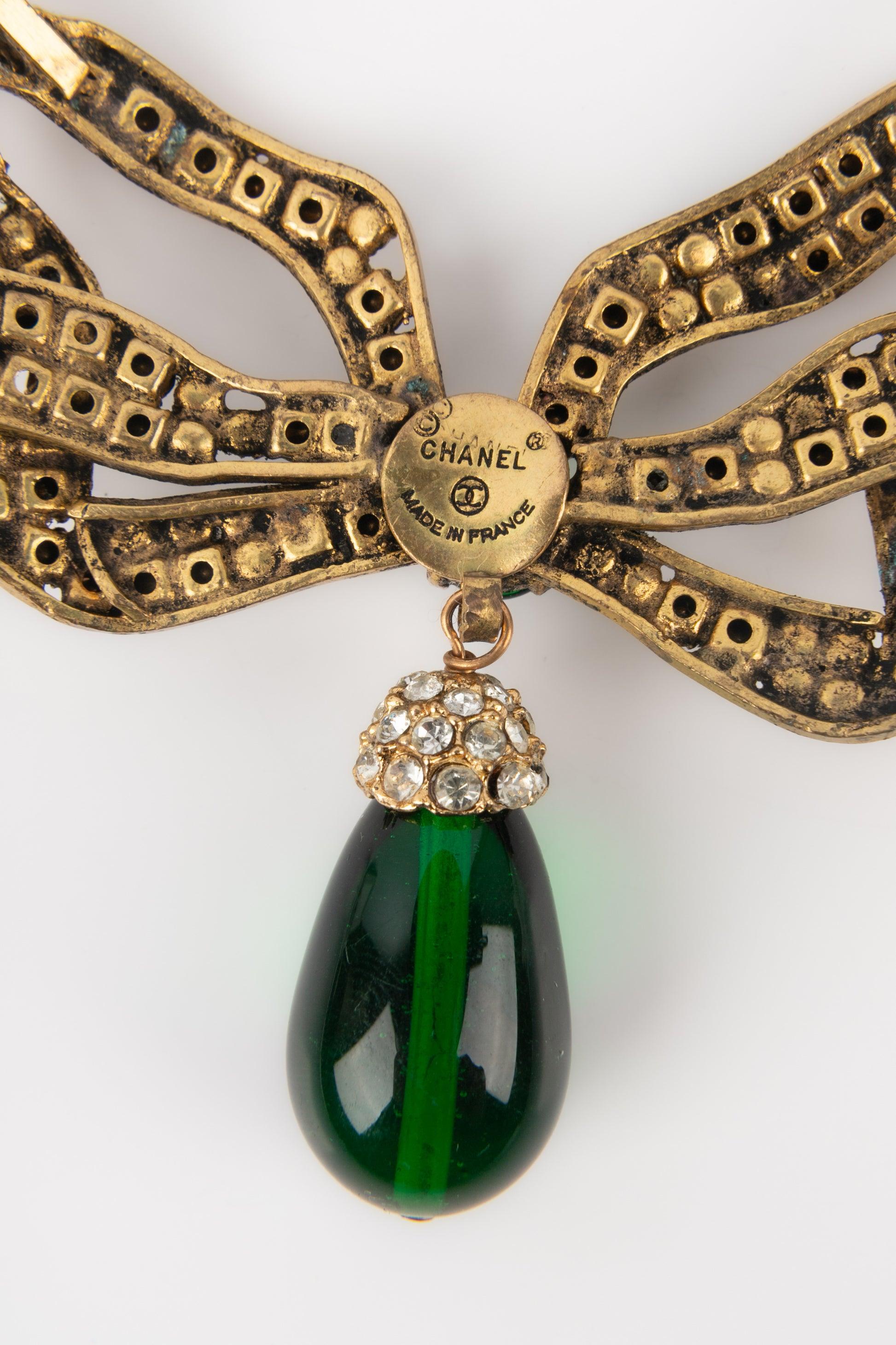 Chanel Schleife Goldene Metall-Halskette mit Strasssteinen und grünem Glaspassepartout im Angebot 3