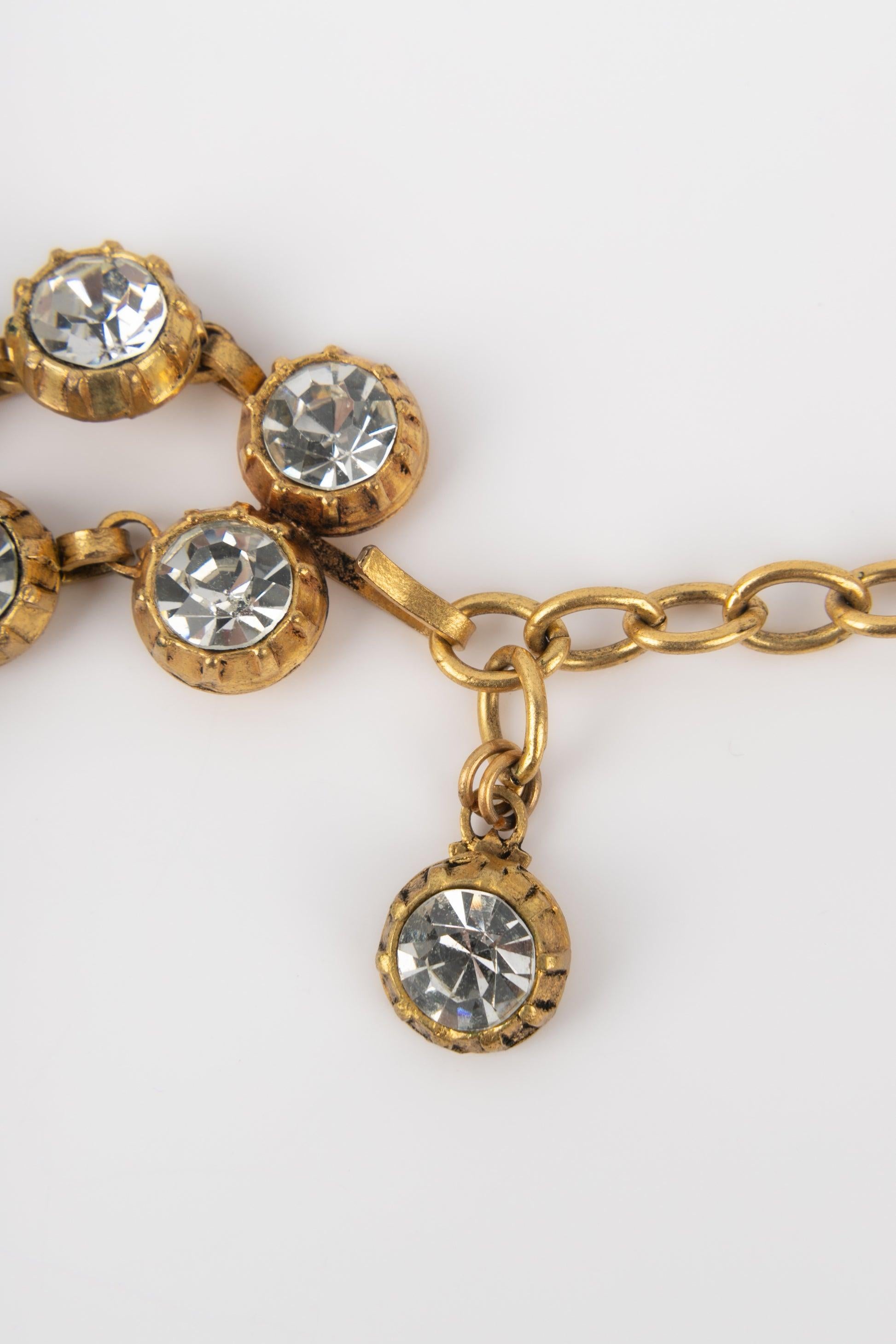 Chanel Schleife Goldene Metall-Halskette mit Strasssteinen und grünem Glaspassepartout im Angebot 5