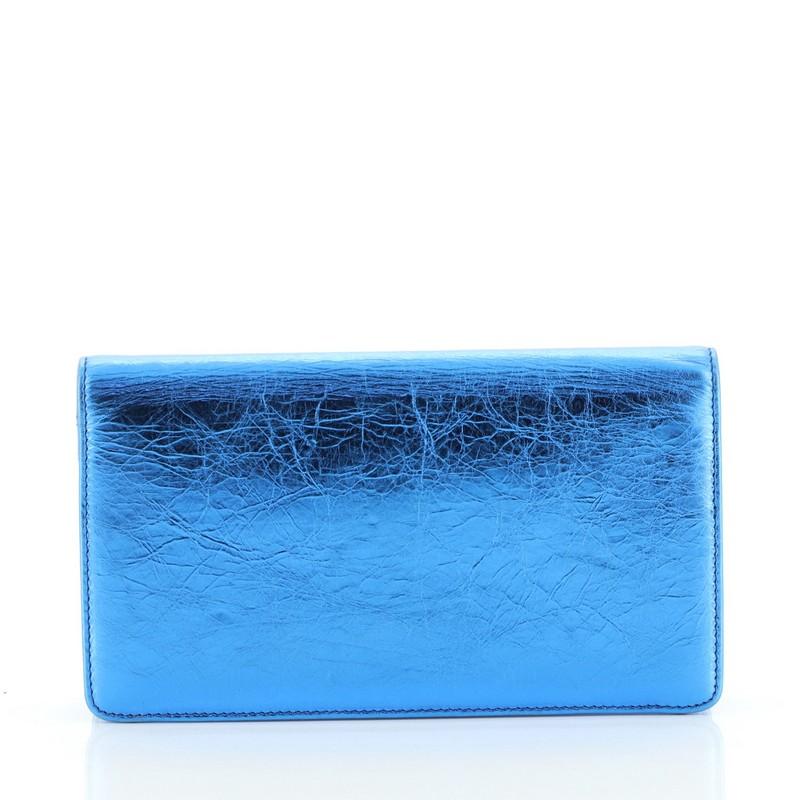 Chanel Bow Yen Brieftasche aus gealtertem Metallic-Leder mit geprägter Schleife (Blau)
