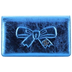 Chanel Bow Yen Brieftasche aus gealtertem Metallic-Leder mit geprägter Schleife