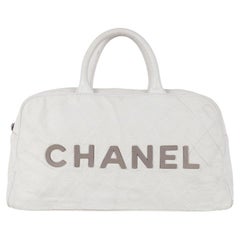 Chanel Bowler Reisetasche in Weiß und Grau