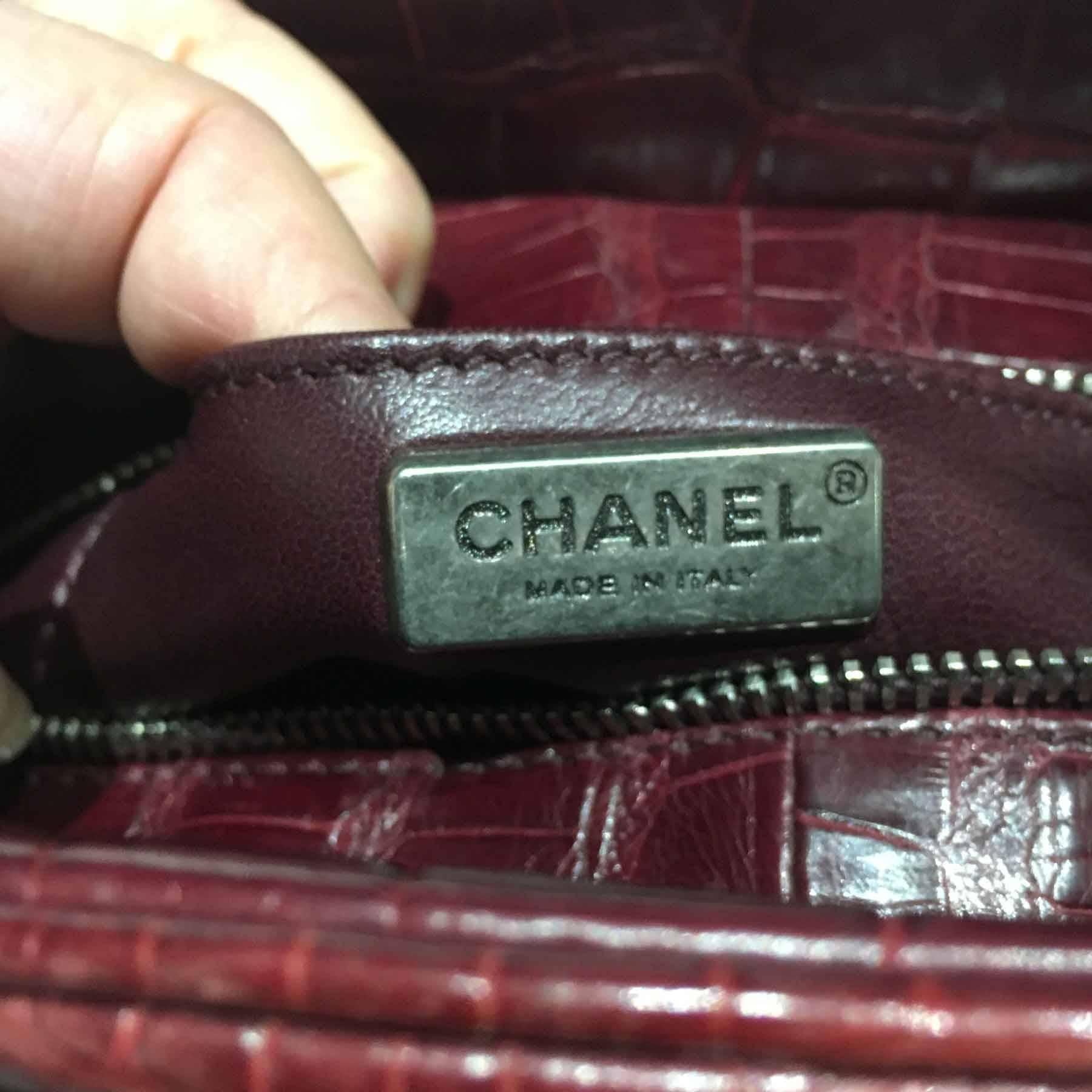 Chanel Bowling Bag 'PARIS-NYC' Burgundy Crocodile In Excellent Condition For Sale In Paris, FR