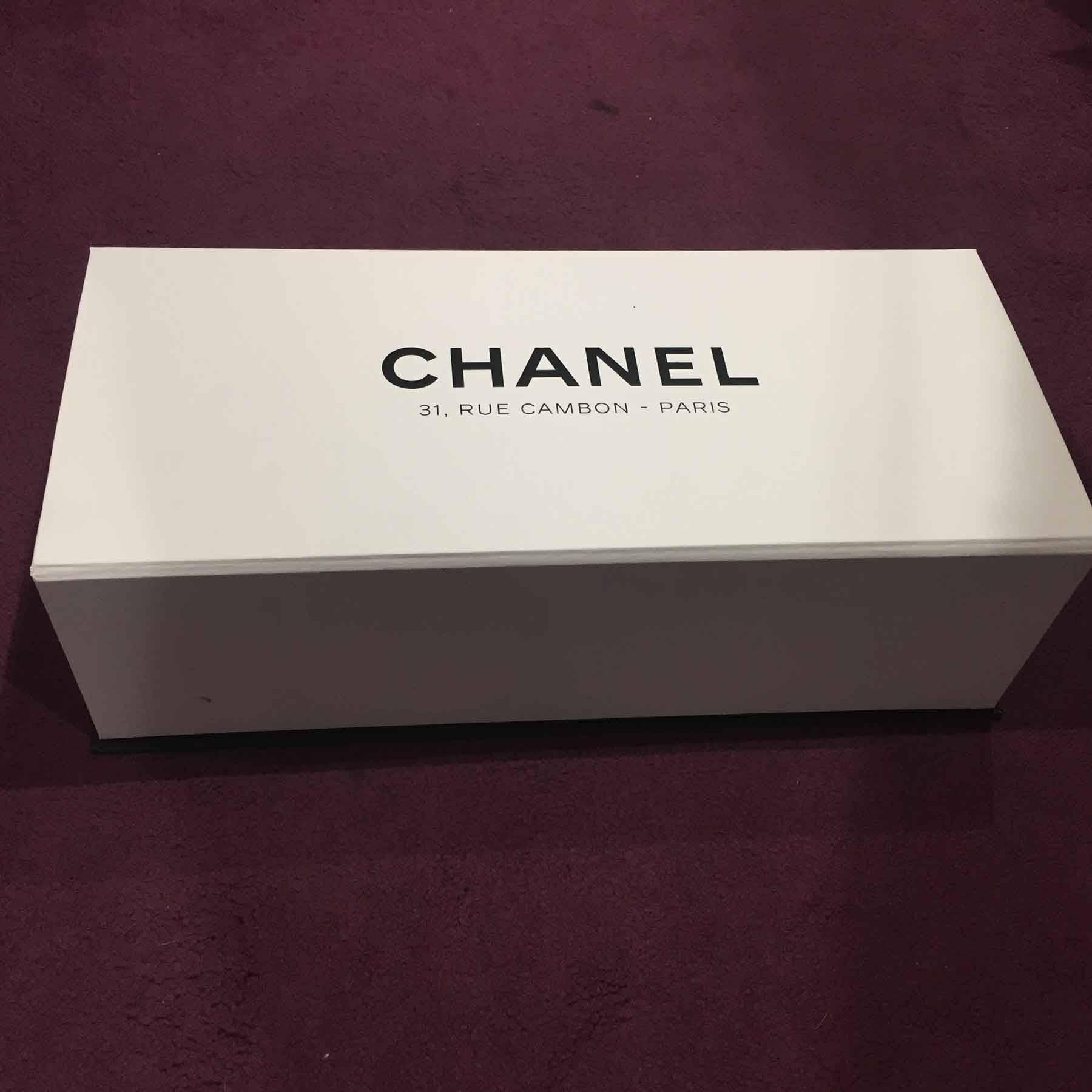 Chanel Bowlingtasche 'PARIS-NYC' Burgunderrote Krokodil im Angebot 3