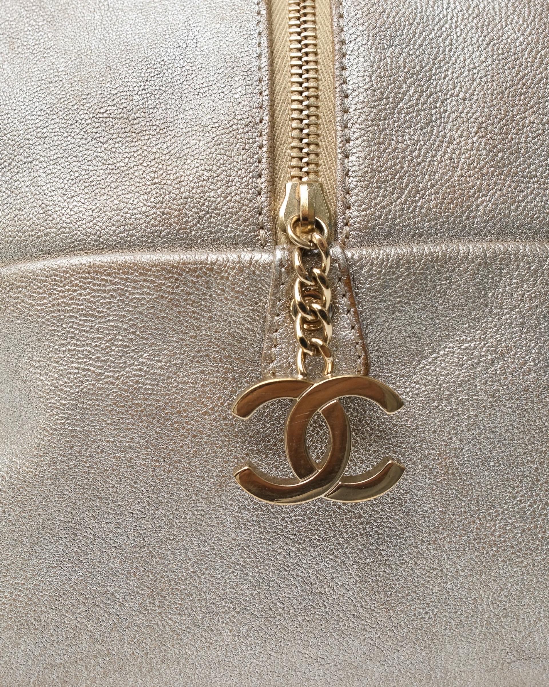 Chanel Bowling Metallic Gold Pelle Borsa a Mano  For Sale 6