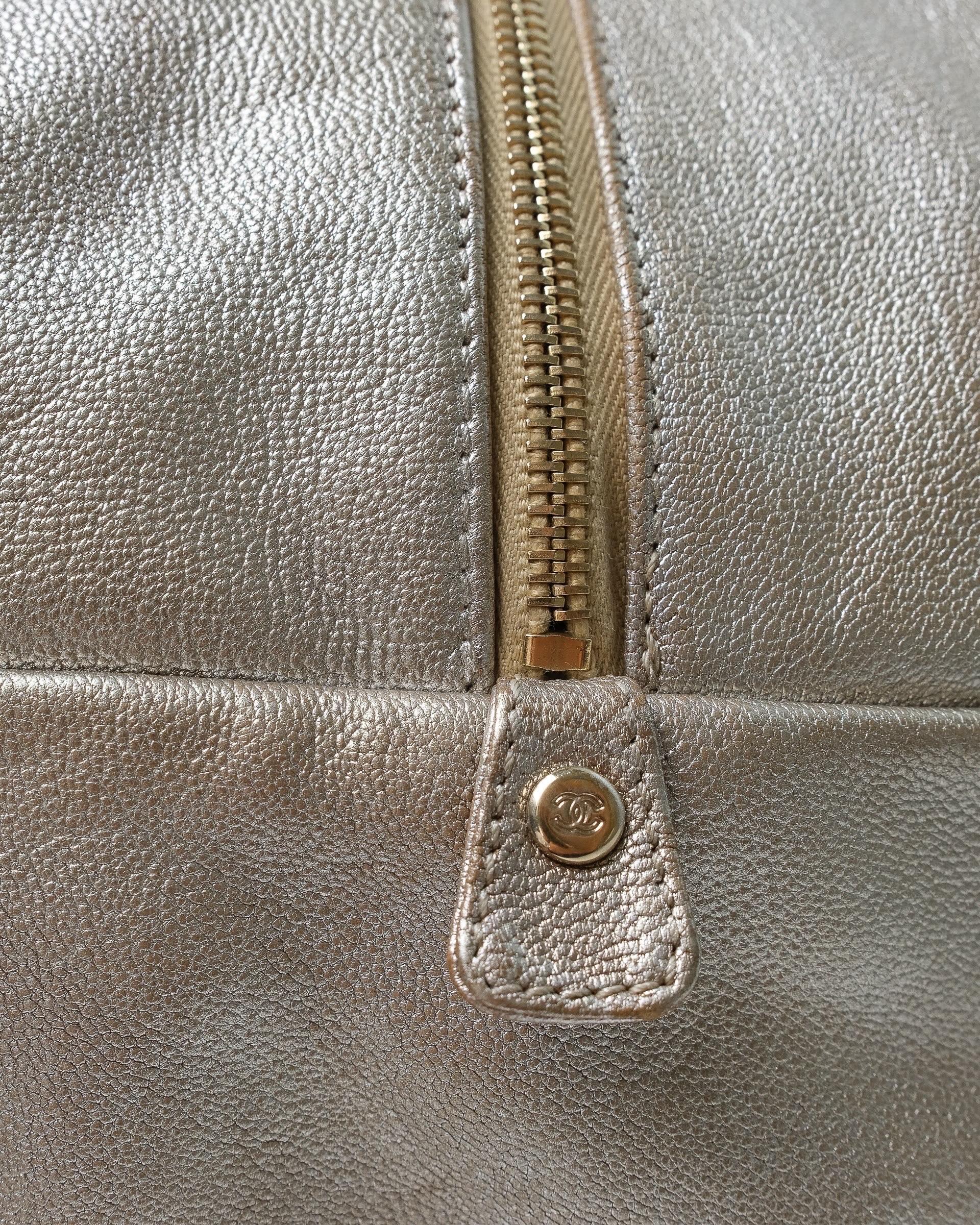 Chanel Bowling Metallic Gold Pelle Borsa a Mano  For Sale 5