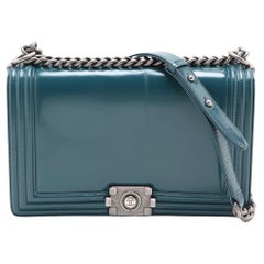 Chanel Boy 28 Borsa a tracolla grande con catena in pelle verniciata Greene & Greene