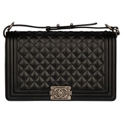 Borsa Chanel Boy in pelle trapuntata di caviale nero con hardware in argento invecchiato