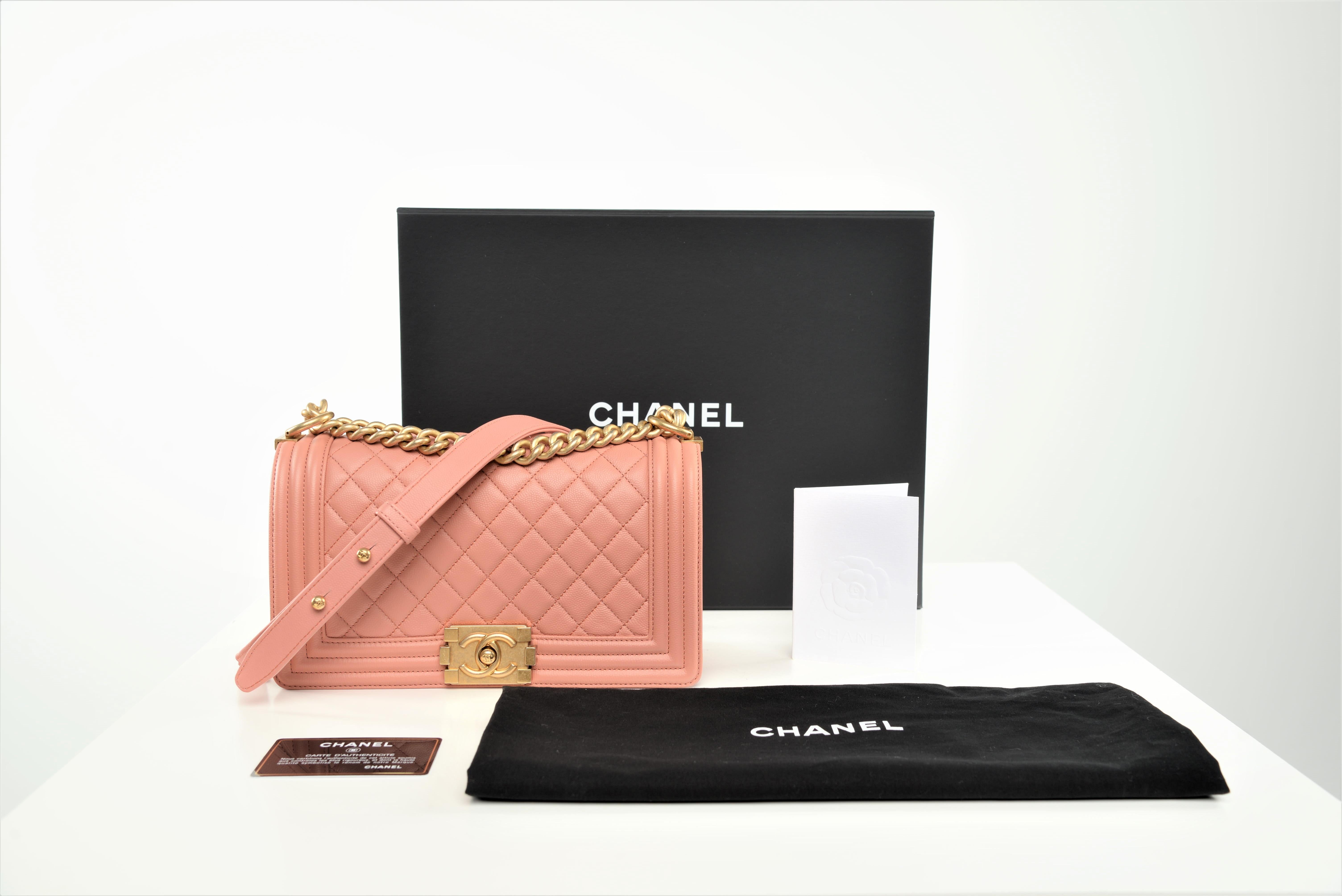From the collection of SAVINETI we offer this Chanel Boy Bag Medium:

- Brand: Chanel
- Model: Boy Bag Medium
- Year: 2017
- Code: 24358643
- Condition: Excellent 
- Materials: Lambskin Leather, gold-tone hardware 
- Extras: Full-Set (hologram,