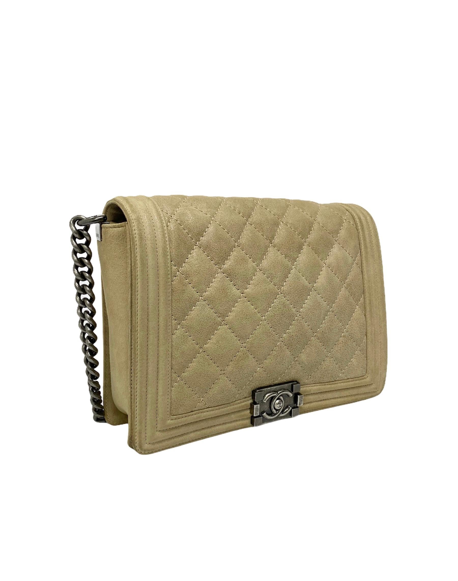 Chanel Chanel Boy Beige Tasche aus Wildleder mit silberner Hardware (Braun) im Angebot