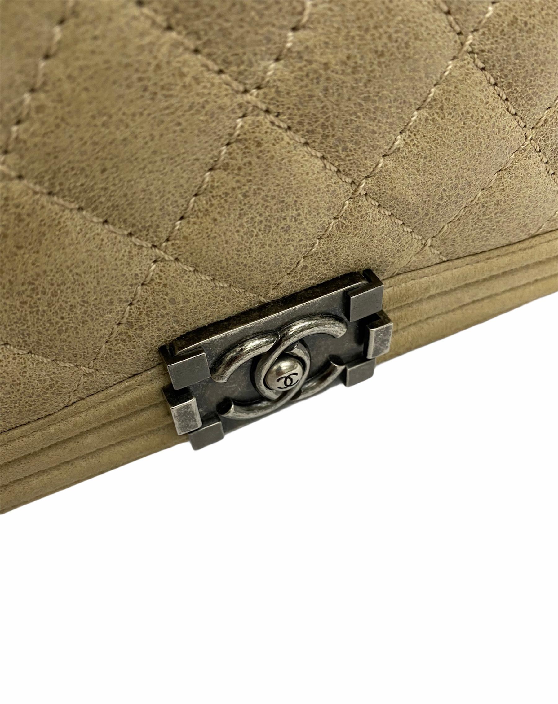 Bolso Chanel Boy Beige de ante con herrajes plateados en venta 1
