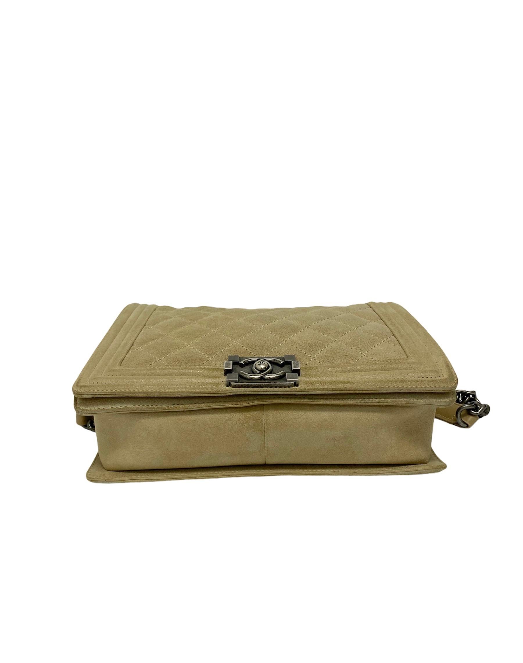Bolso Chanel Boy Beige de ante con herrajes plateados en venta 2