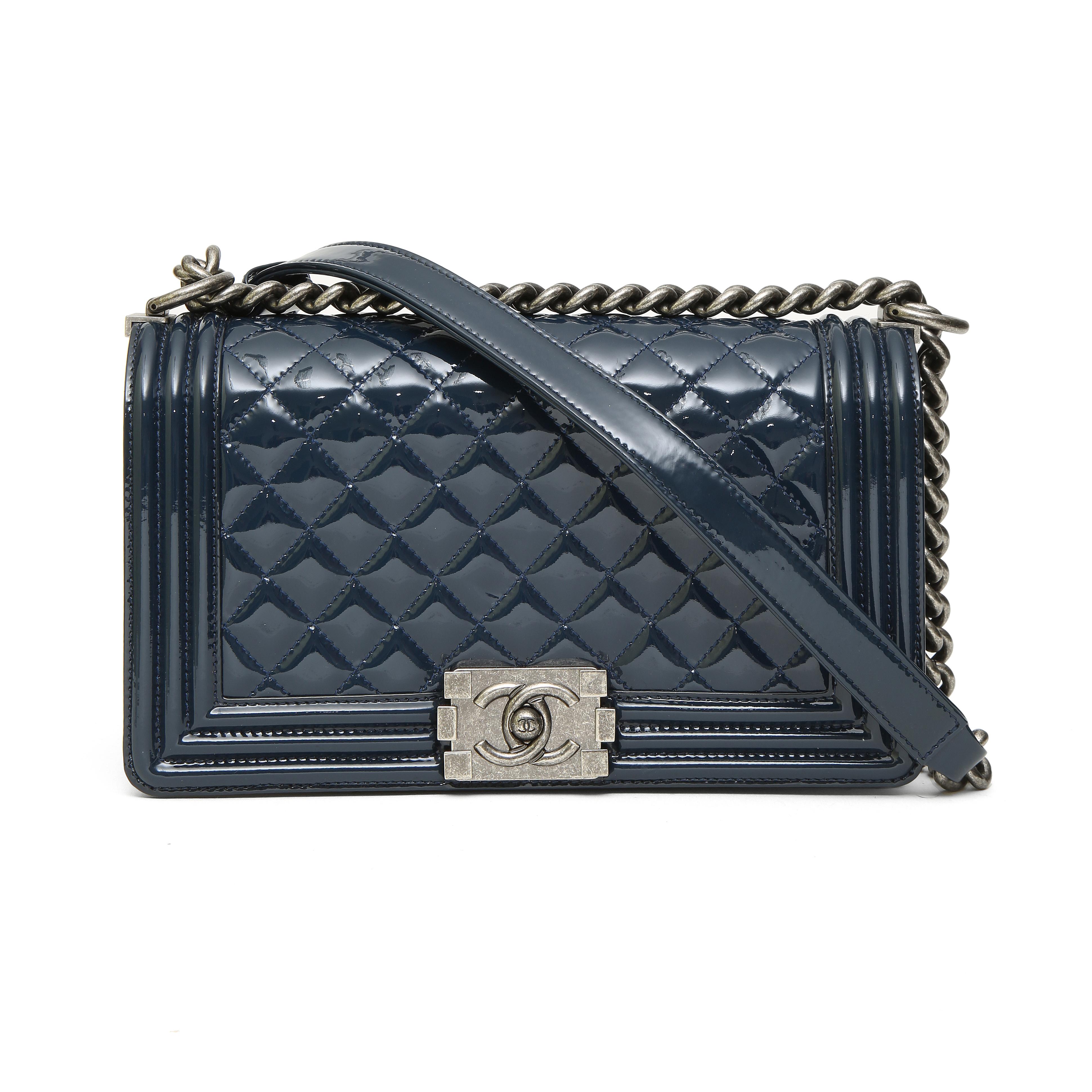 Chanel boy blue navy patent leather shoulder bag In Excellent Condition In Capri, IT