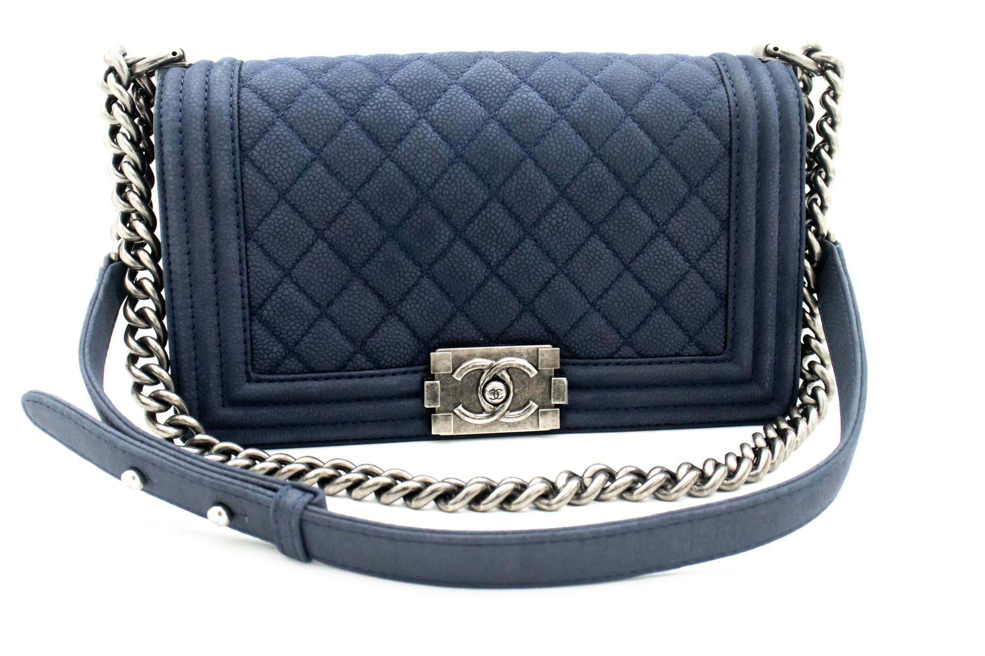 An authentic CHANEL Boy Chain Shoulder Bag Navy Quilted Flap Caviar Grained. The color is Navy. The outside material is Leather. The pattern is Solid. This item is Contemporary. The year of manufacture would be 2013.
Conditions & Ratings
Outside