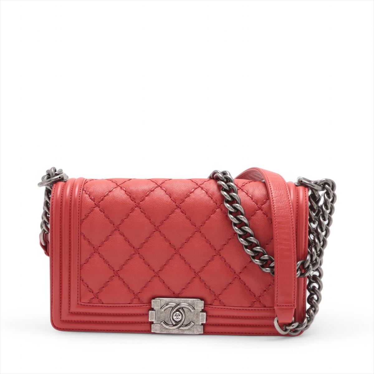 Le sac à bandoulière Chanel Boy Chanel 25 Matelassé Leather Chain en rouge est une pièce audacieuse et élégante conçue en cuir matelassé luxueux. Doté de la couture matelassée en diamant signature, le sac dégage une élégance intemporelle avec une