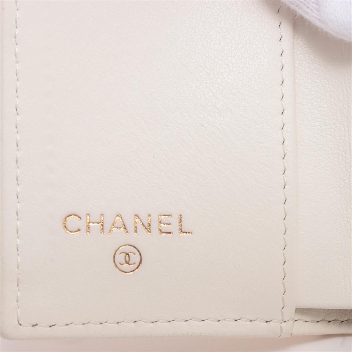 Chanel Boy Chanel Caviar Skin Compact Wallet Ivory For Sale 4