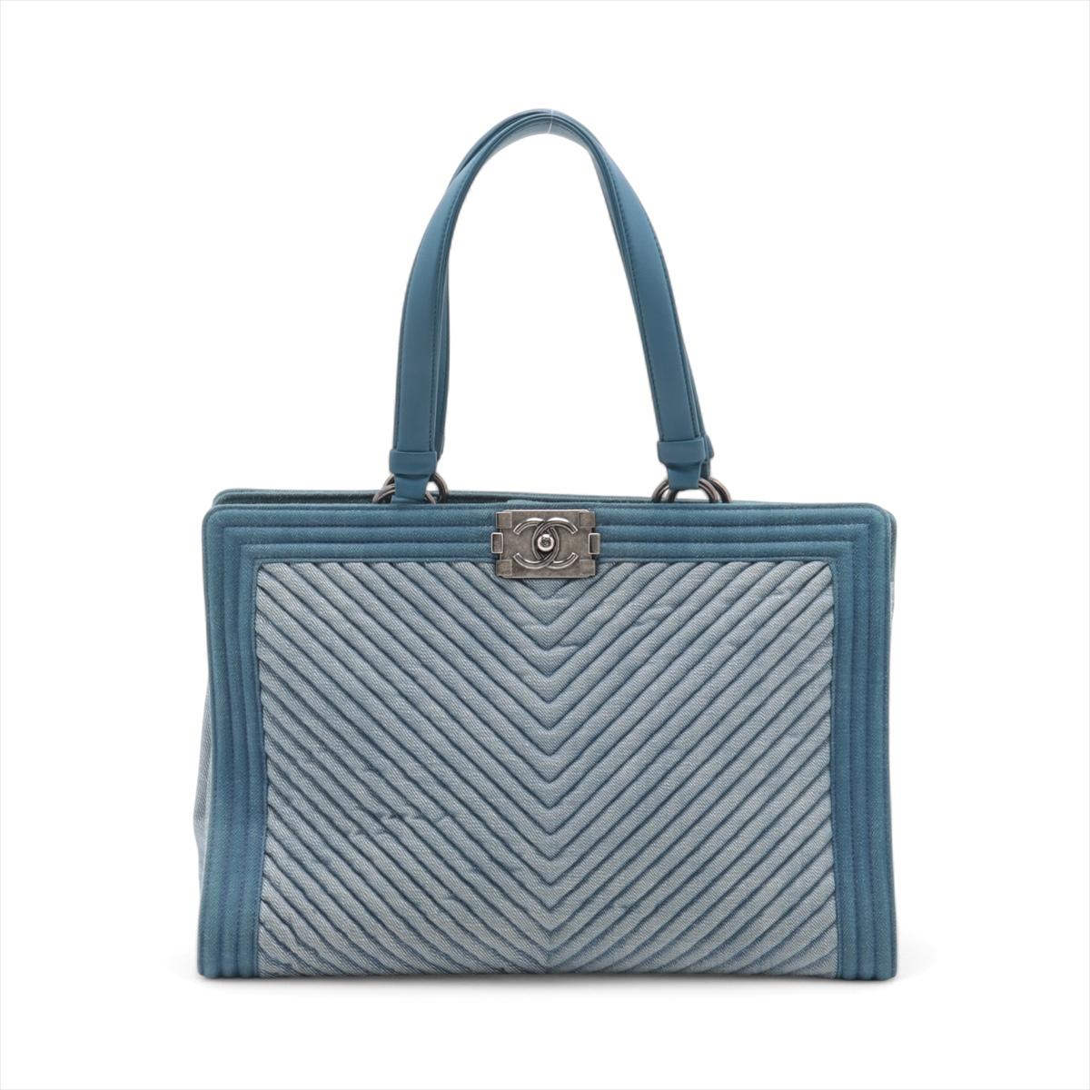 *will ship about 4/22

The Chanel Boy Chevron Denim Leather Tote Bag in blue is a stylish fusion of casual denim and luxurious design elements. Crafted from light blue chevron-quilted denim, it features the signature Boy push-lock closure and aged