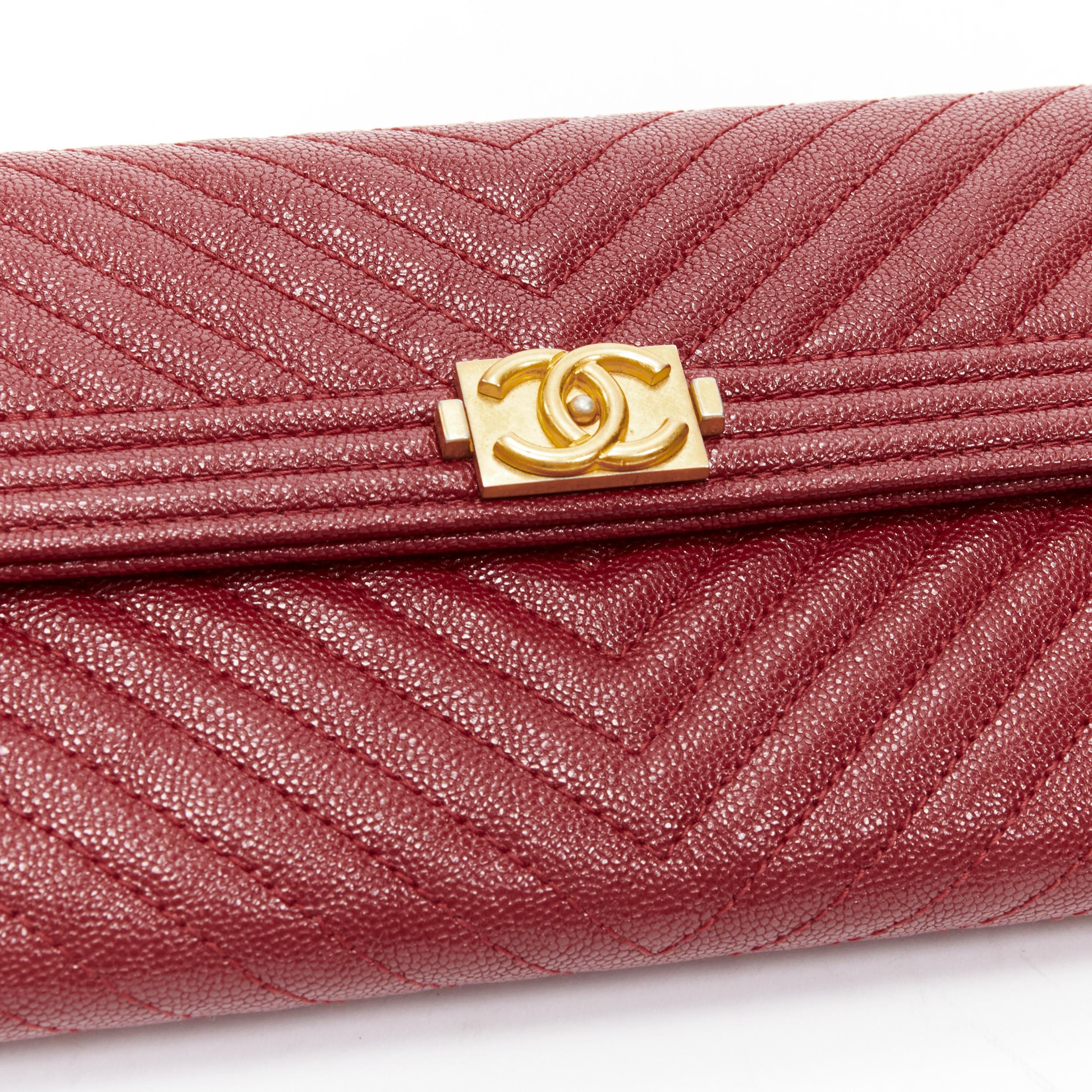 CHANEL Boy chevron red caviar gold CC logo flap long wallet
Reference: LNKO/A02130
Brand: Chanel
Designer: Virginie Viard
Collection: Boy
Material: Leather
Color: Red
Pattern: Solid
Closure: Snap Buttons
Lining: Red Fabric
Made in: