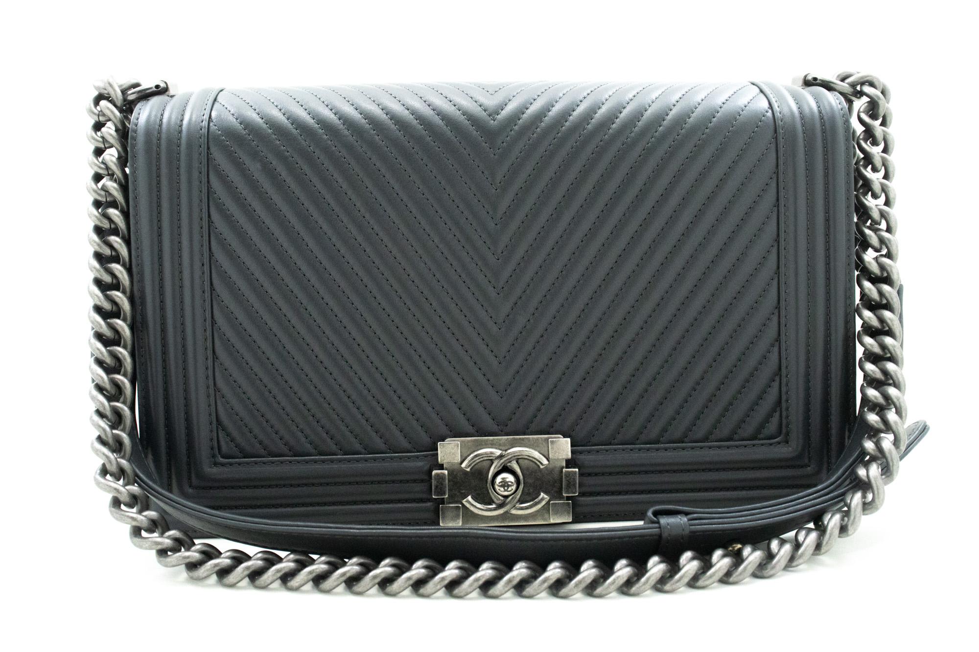 An authentic CHANEL Boy Dark Gray V-Stitch Chain Shoulder Bag Quilted Flap. The color is Gray. The outside material is Leather. The pattern is Solid. This item is Contemporary. The year of manufacture would be 2014.
Conditions & Ratings
Outside