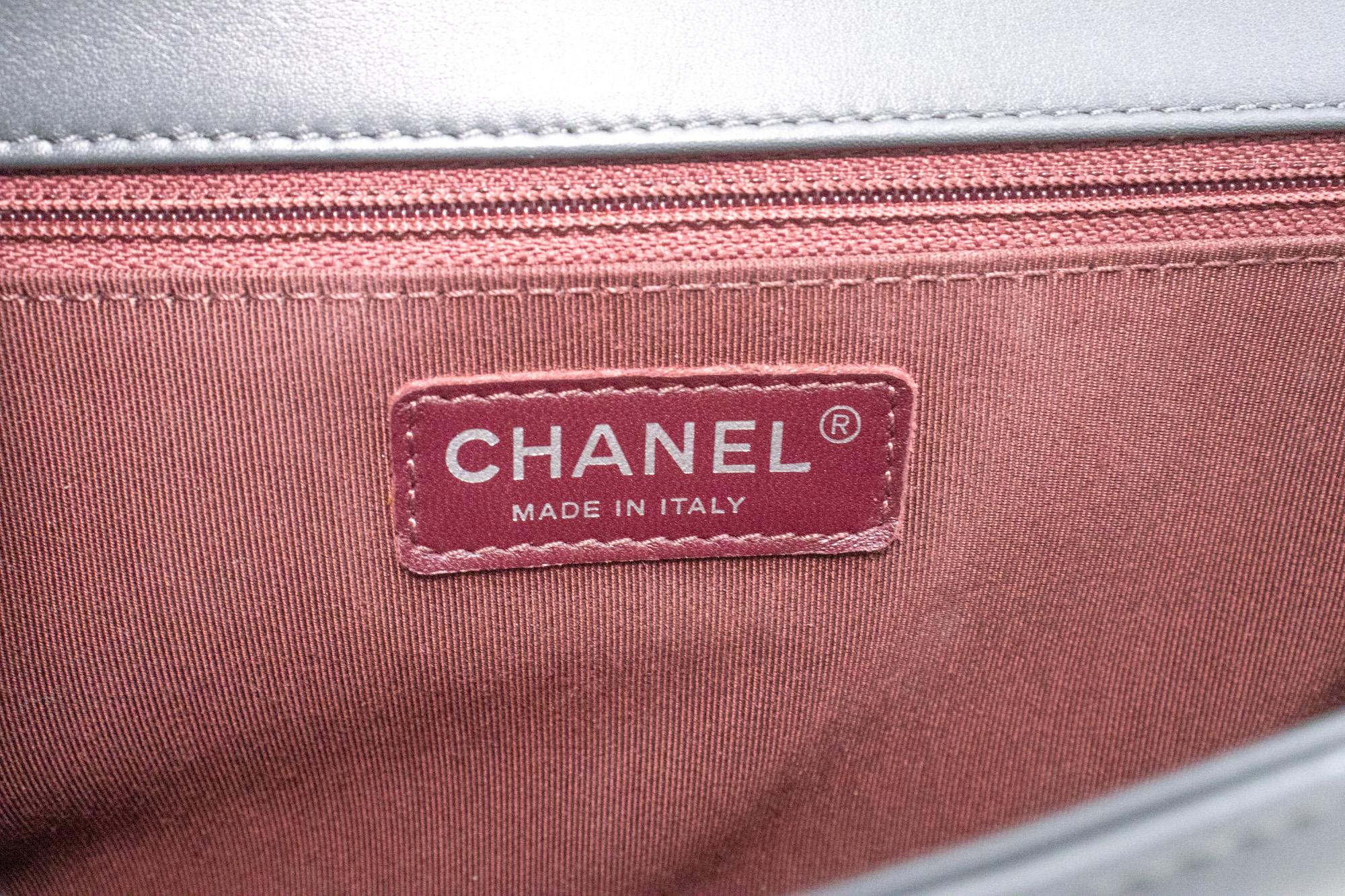 CHANEL Boy Dark Gray V-Stitch Chain Shoulder Bag Flap Quilted For Sale 4