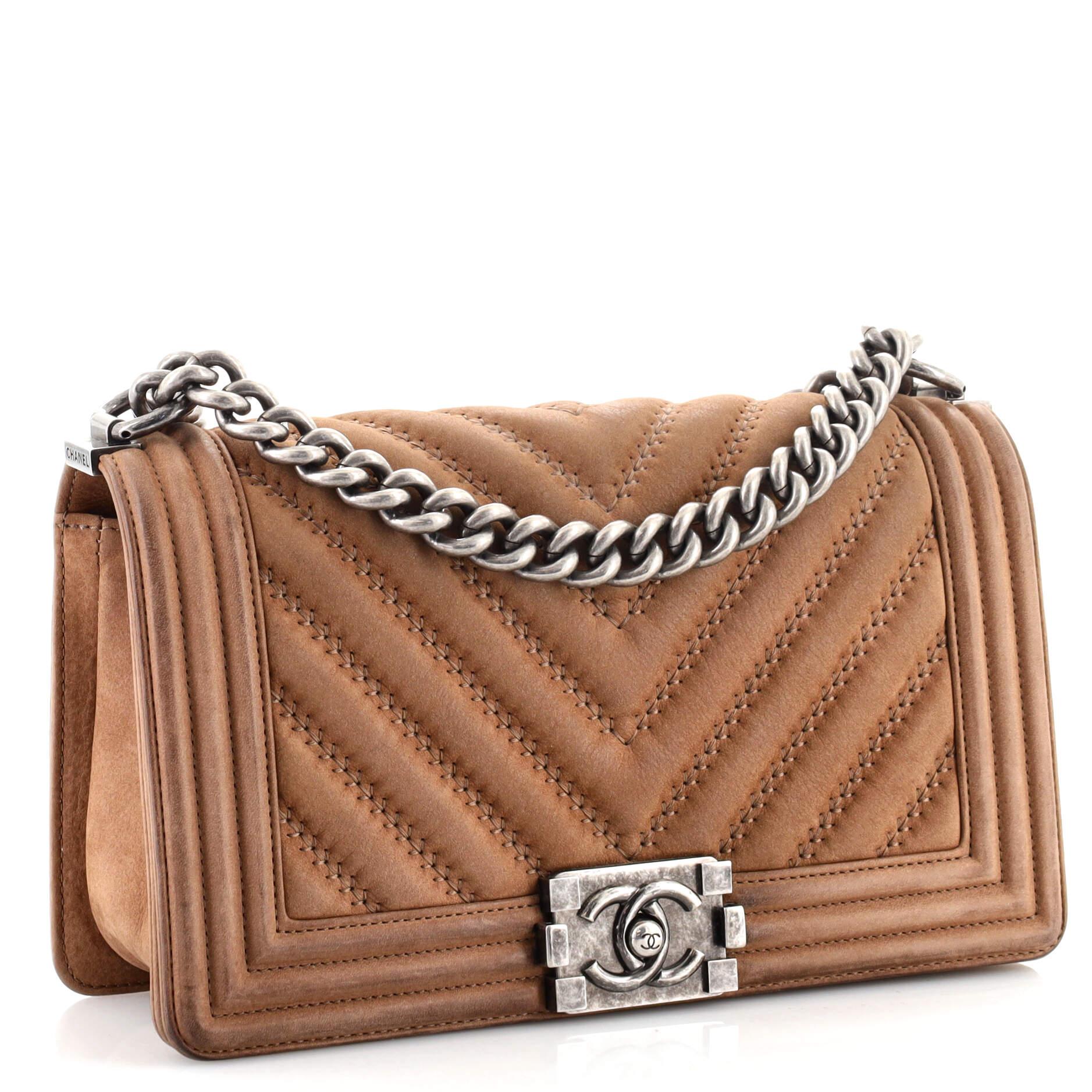 Condition: Good. Moderate darkening and wear on handle and exterior, scuffs and indentations underneath flap. Marks in interior, scratches on hardware.
Accessories: No Accessories
Measurements: Handle Drop 11