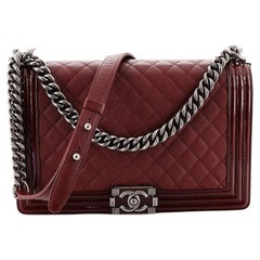 Sac à rabat Chanel Boy en peau de chèvre matelassée avec vernis Nouveau Moyen