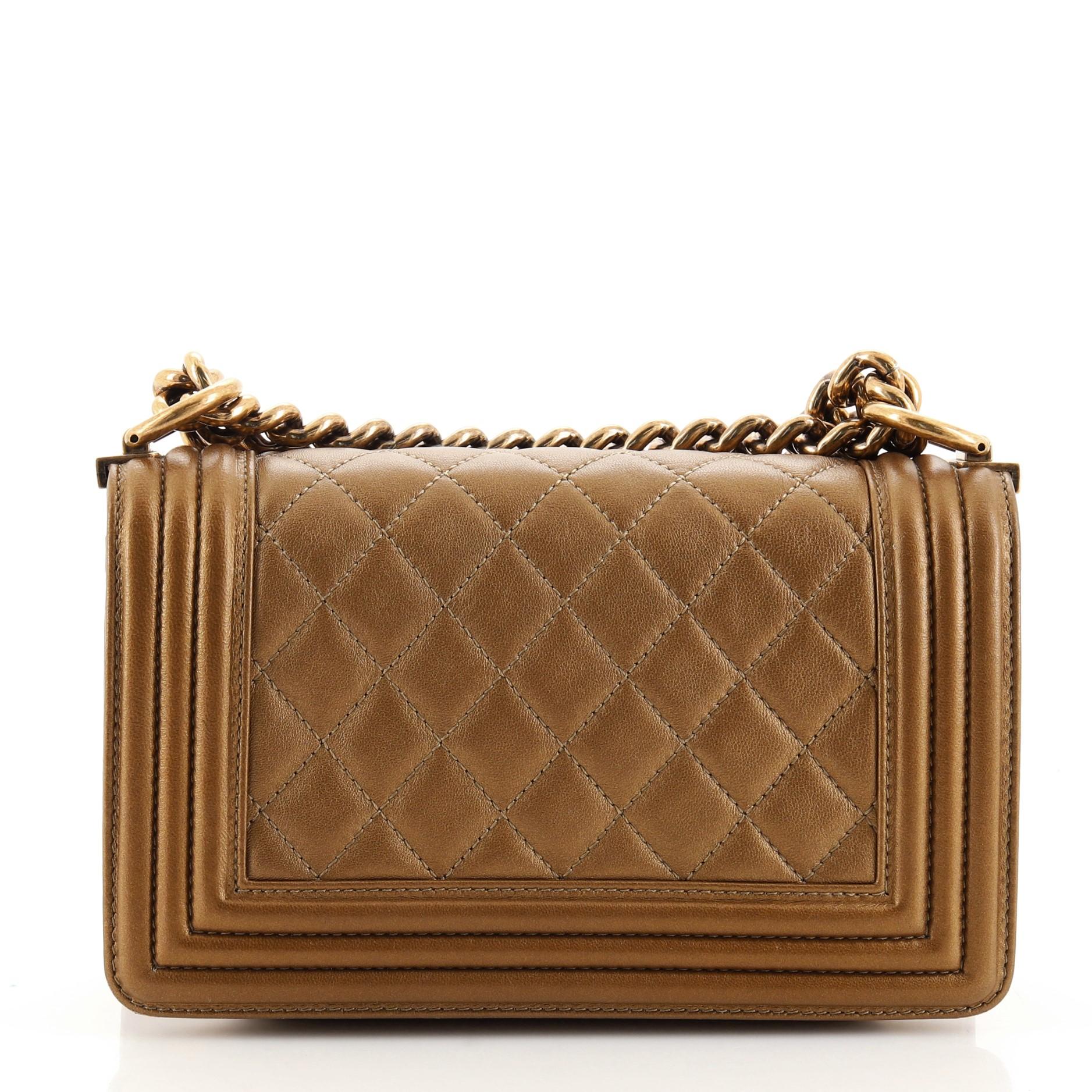 Chanel Boy Klappentasche aus gestepptem Lammfell im Zustand „Gut“ in NY, NY