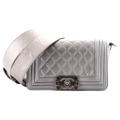 Chanel - Sac à rabat garçon avec sangle en cuir d'agneau matelassé avec bordure en galuchat, petit modèle