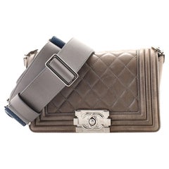 Chanel - Sac à rabat garçon avec sangle en cuir d'agneau matelassé avec bordure en galuchat, petit modèle