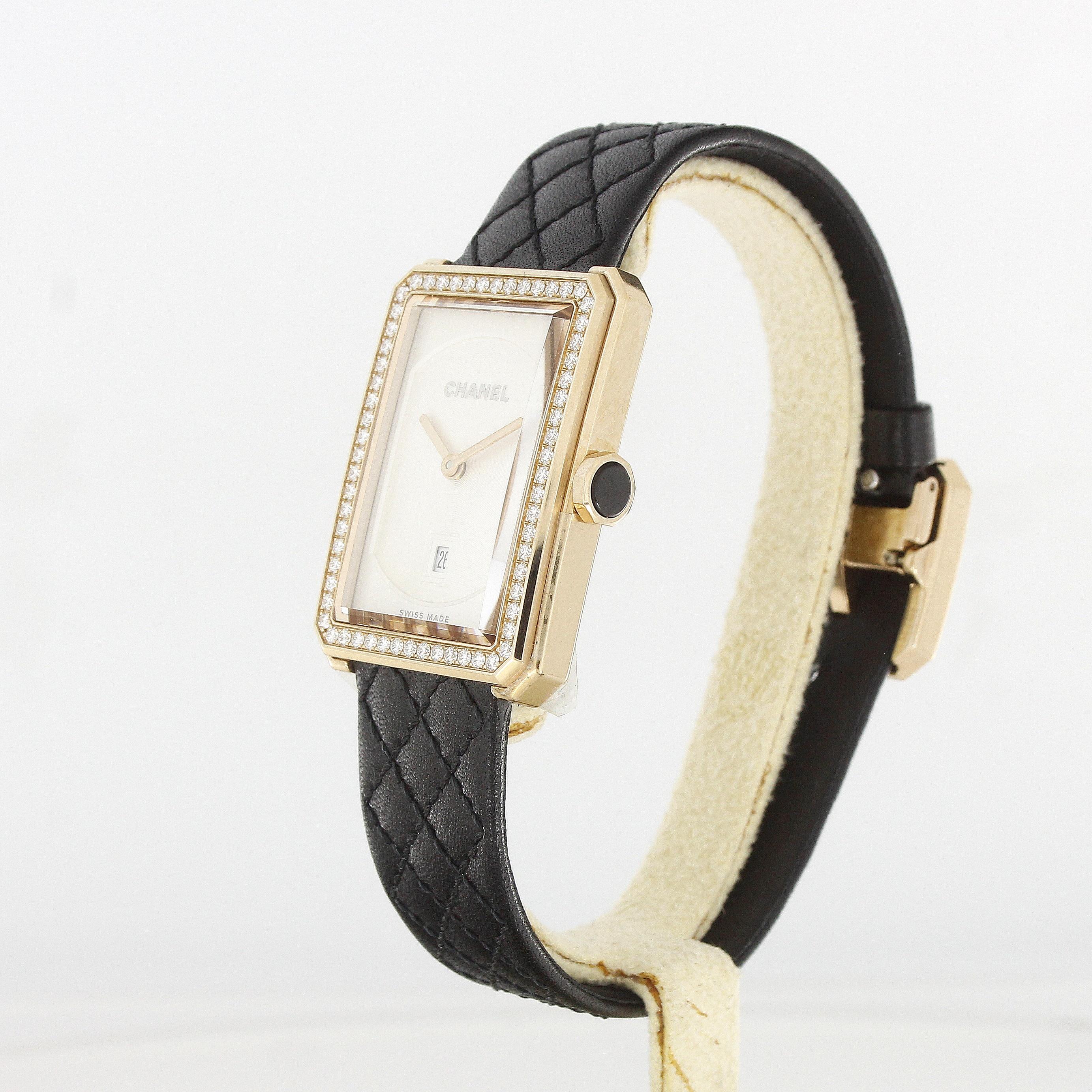 Chanel Boy-Friend Damen-Armbanduhr Rose Gold Diamanten

Referenz: H6591
MATERIAL: 18k Rose Gold
Uhrwerk: Quarz
Abmessungen: 34,6 x 26,7 x 7,3 mm
Zifferblatt: Weiß
Armbänder: Leder mit roségoldener Diamantschließe
Zubehör: Box & Original-Zertifikat