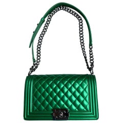 Chanel:: Boy en cuir verni vert