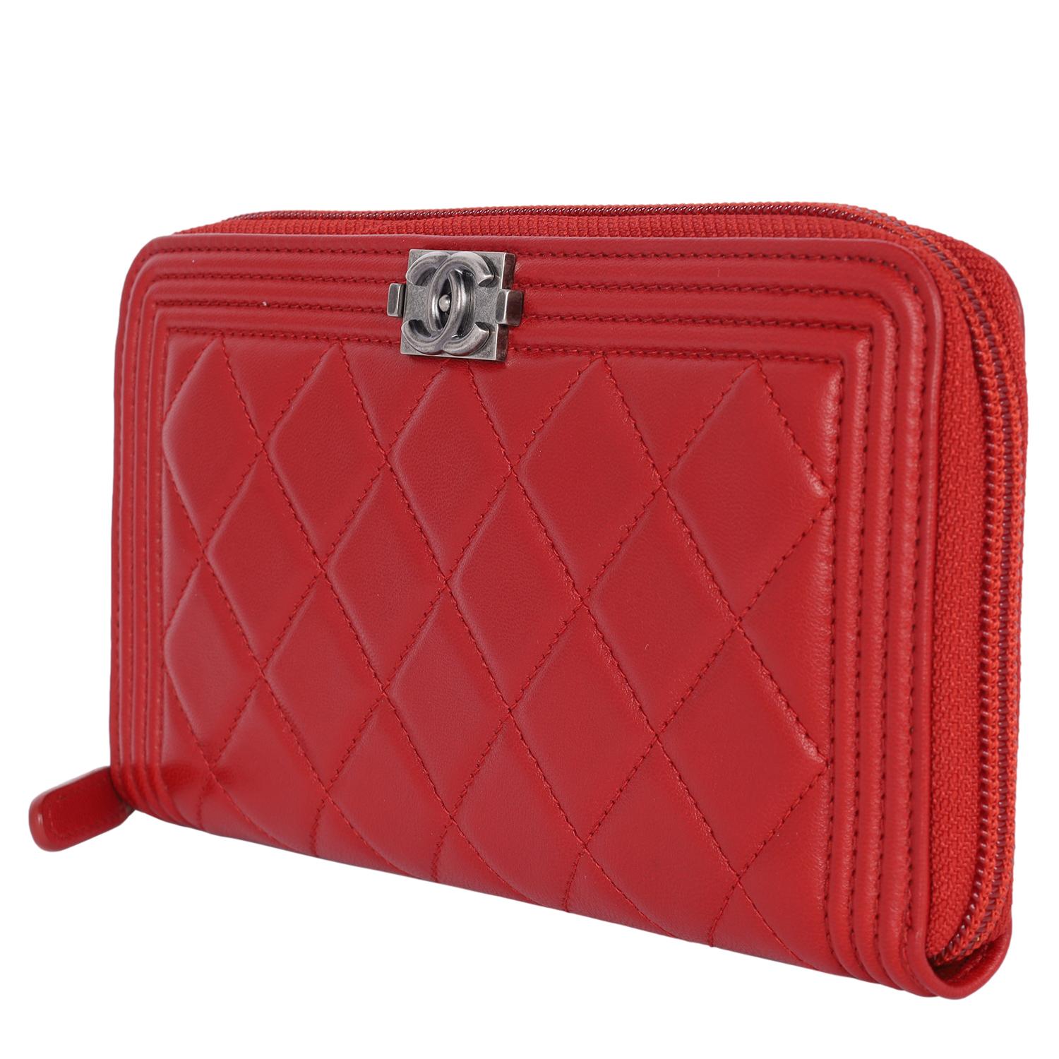 Chanel Boy Lammfell Zip um lange Brieftasche rot Damen im Angebot