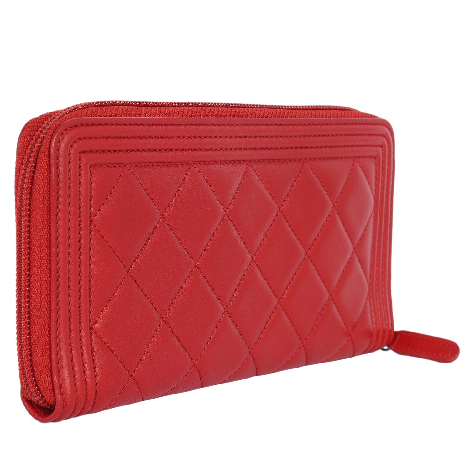 Chanel Boy Lammfell Zip um lange Brieftasche rot im Angebot 1