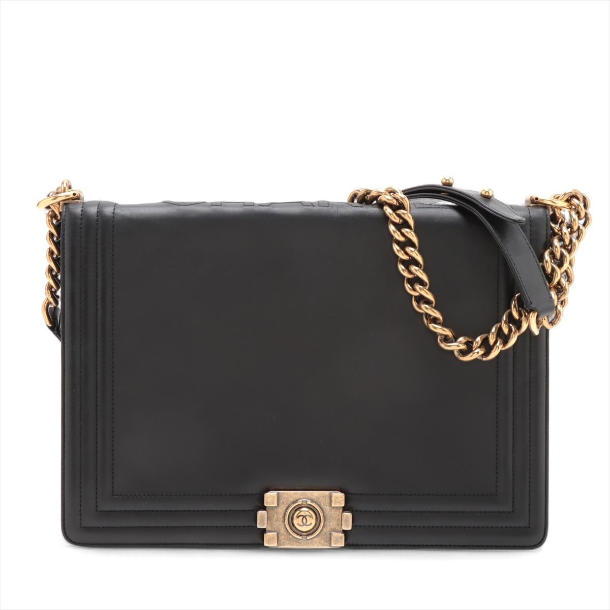 La borsa a tracolla Chanel Boy Large Lambskin Chain in nero è un pezzo elegante e moderno realizzato in pelle di agnello liscia per un look pulito e minimalista. Eleganza con l'inconfondibile chiusura push-lock Boy e una robusta tracolla a catena