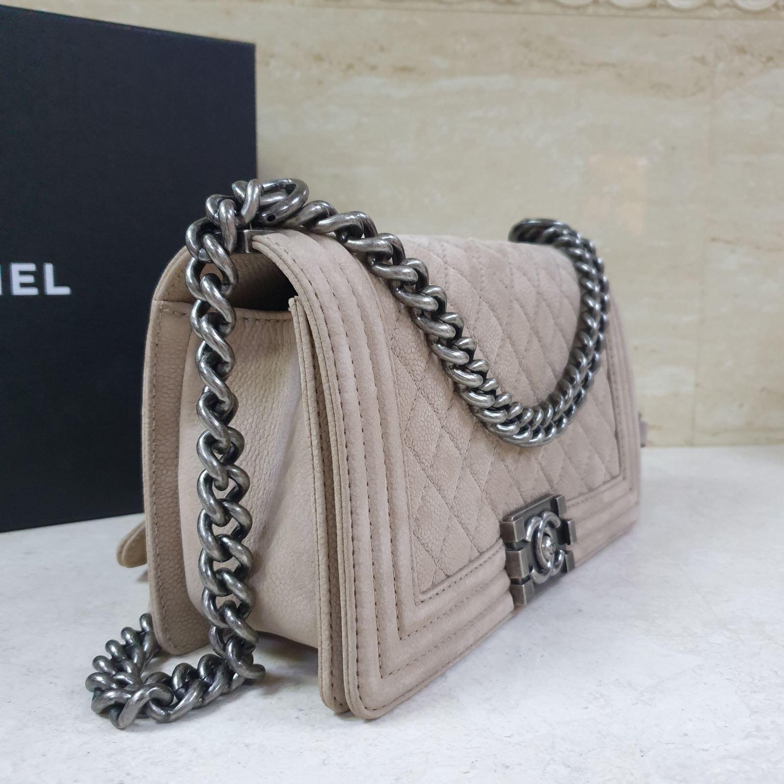Oneof a kind and very rare Chanel boy in suede caviar. The leather feels like silk. 

The handbag comes dustbag only.

This is the medium size.

25*15 cm

Condition is very good.

They do not make this in suede caviar anymore.

For buyers from EU we