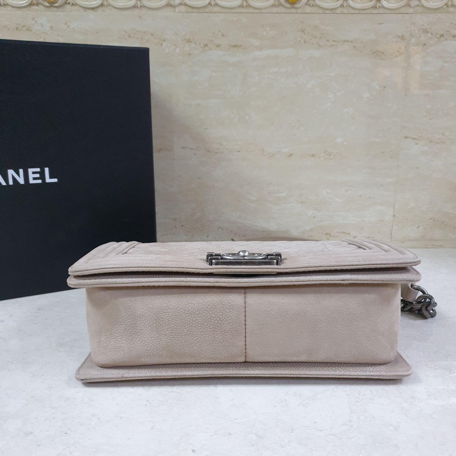 Chanel Boy Medium Beige Suede Caviar Leather Handbag In Good Condition In Krakow, PL