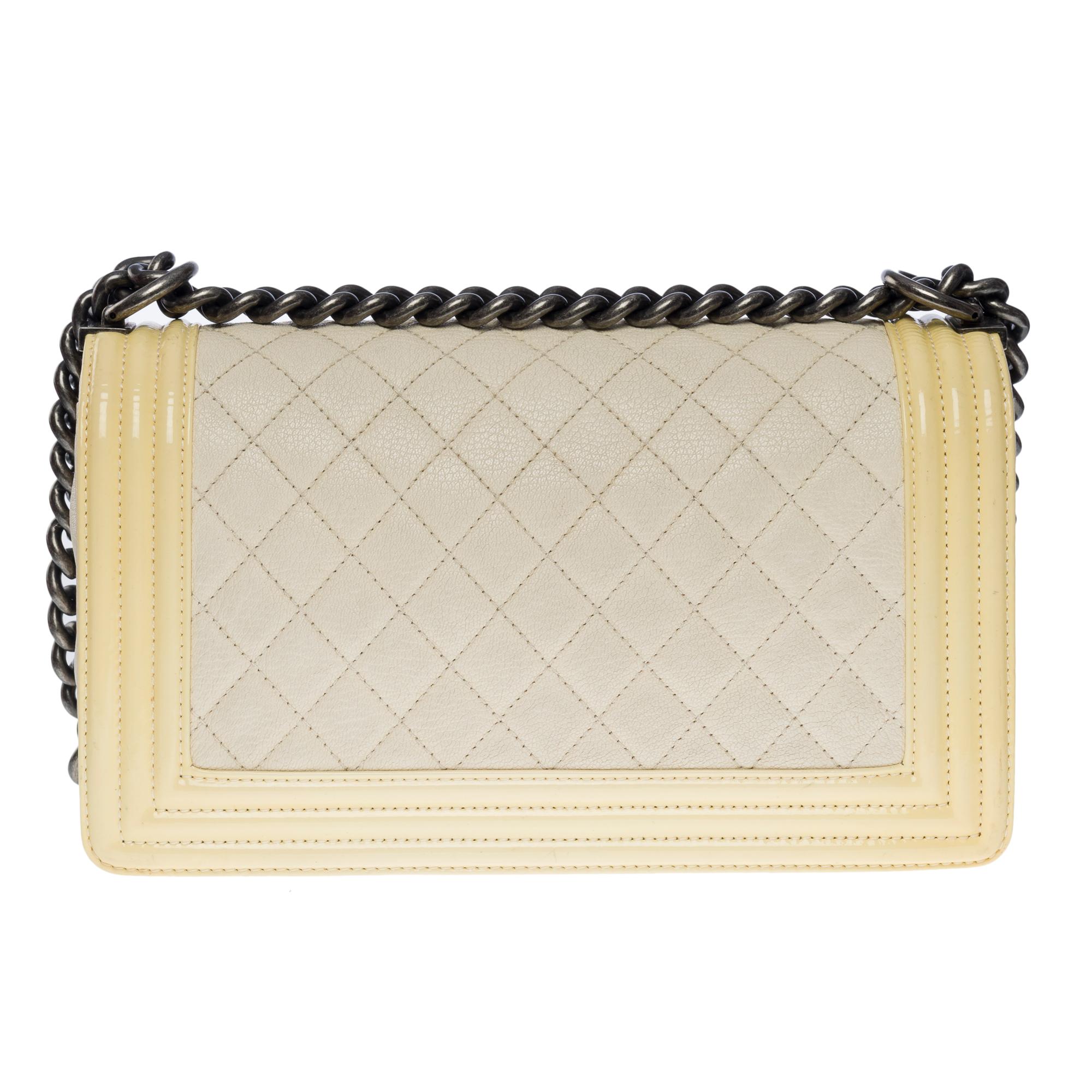Chanel Boy medium shoulder bag in beige caviar & Yellow patent leather, SHW In Good Condition For Sale In Paris, IDF