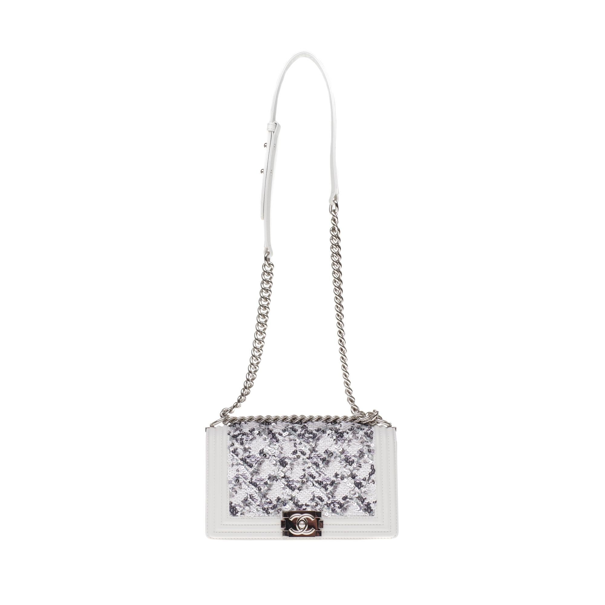 Ultra rare - Limited Edition sequins Chanel boy


Splendide & Rare Chanel Boy shoulder bag in matte white leather with white and grey sequin, shiny silver metal trim, an adjustable silver metal chain handle for shoulder or crossbody.


A logo