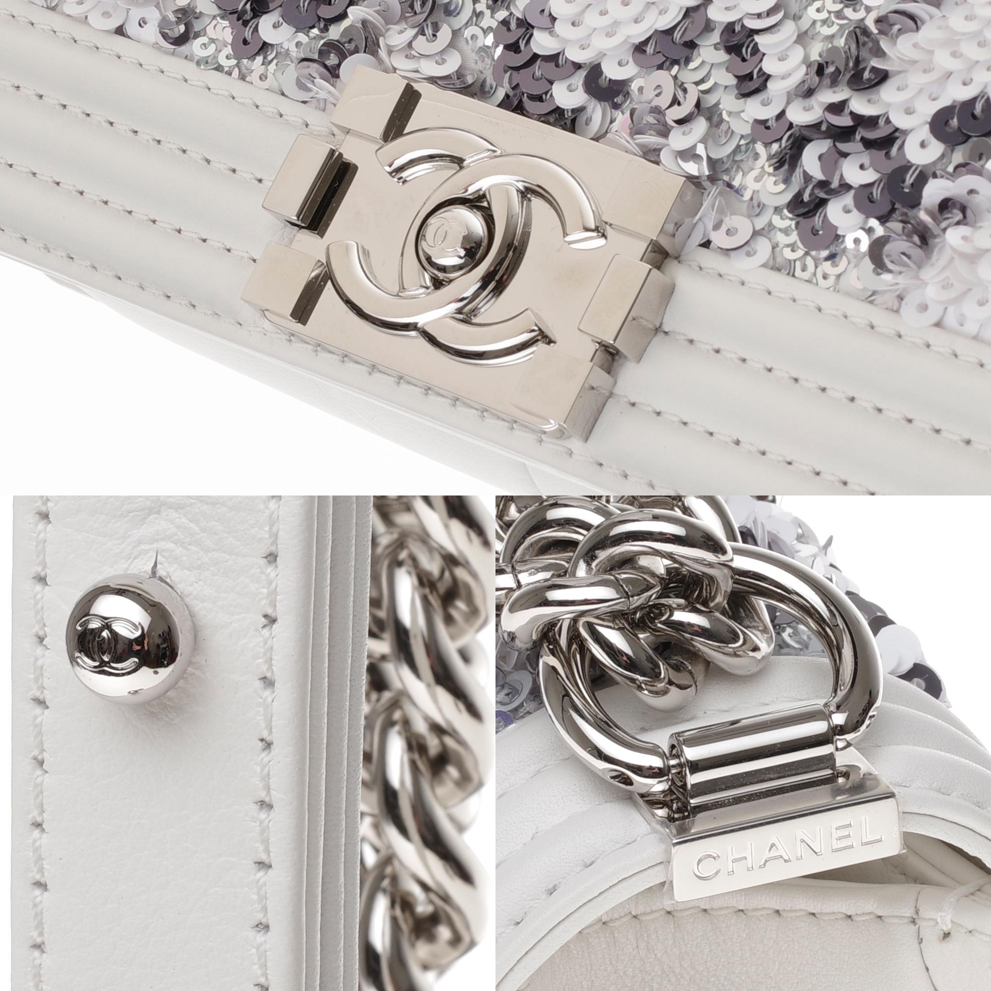Chanel boy medium size shoulder bag in white and grey sequins, silver hardware In Excellent Condition In Paris, IDF