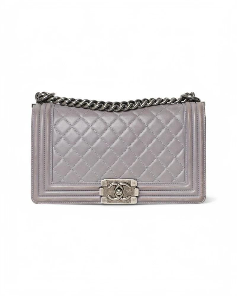 Chanel signature bag, Boy model in medium size, made of gray quilted leather with silver hardware. The front flap features a snap closure and the famous 