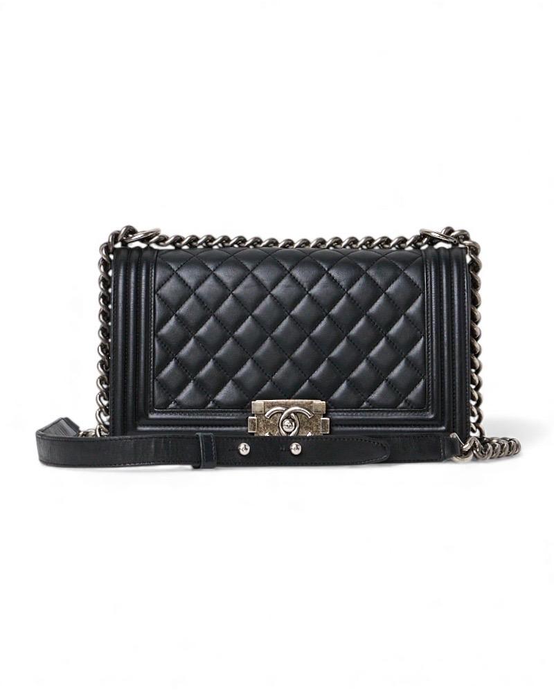 Borsa firmata Chanel, modello Boy nella misura medium, realizzata in pelle trapuntata nera con hardware argento. Dotata di una patta con classico logo del marchio 